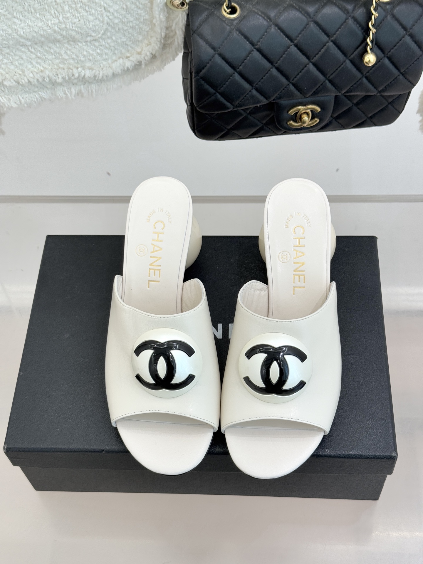 CHANE*｜小香经典巨型珍珠跟双C菱格拖鞋将法式浪漫与奢雅气场完美融合。经典菱格缝线复刻品牌精髓温润小