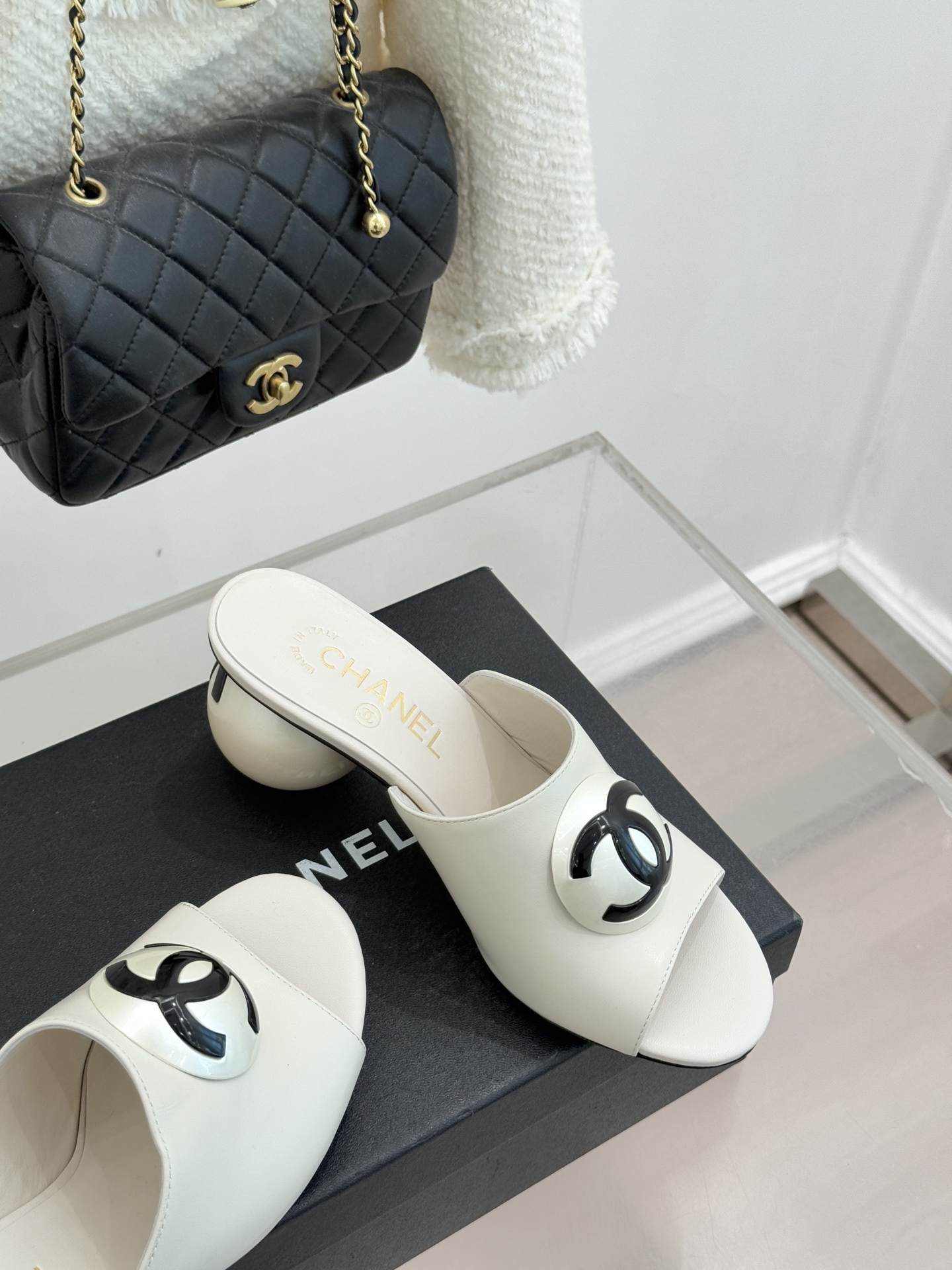 CHANE*｜小香经典巨型珍珠跟双C菱格拖鞋将法式浪漫与奢雅气场完美融合。经典菱格缝线复刻品牌精髓温润小