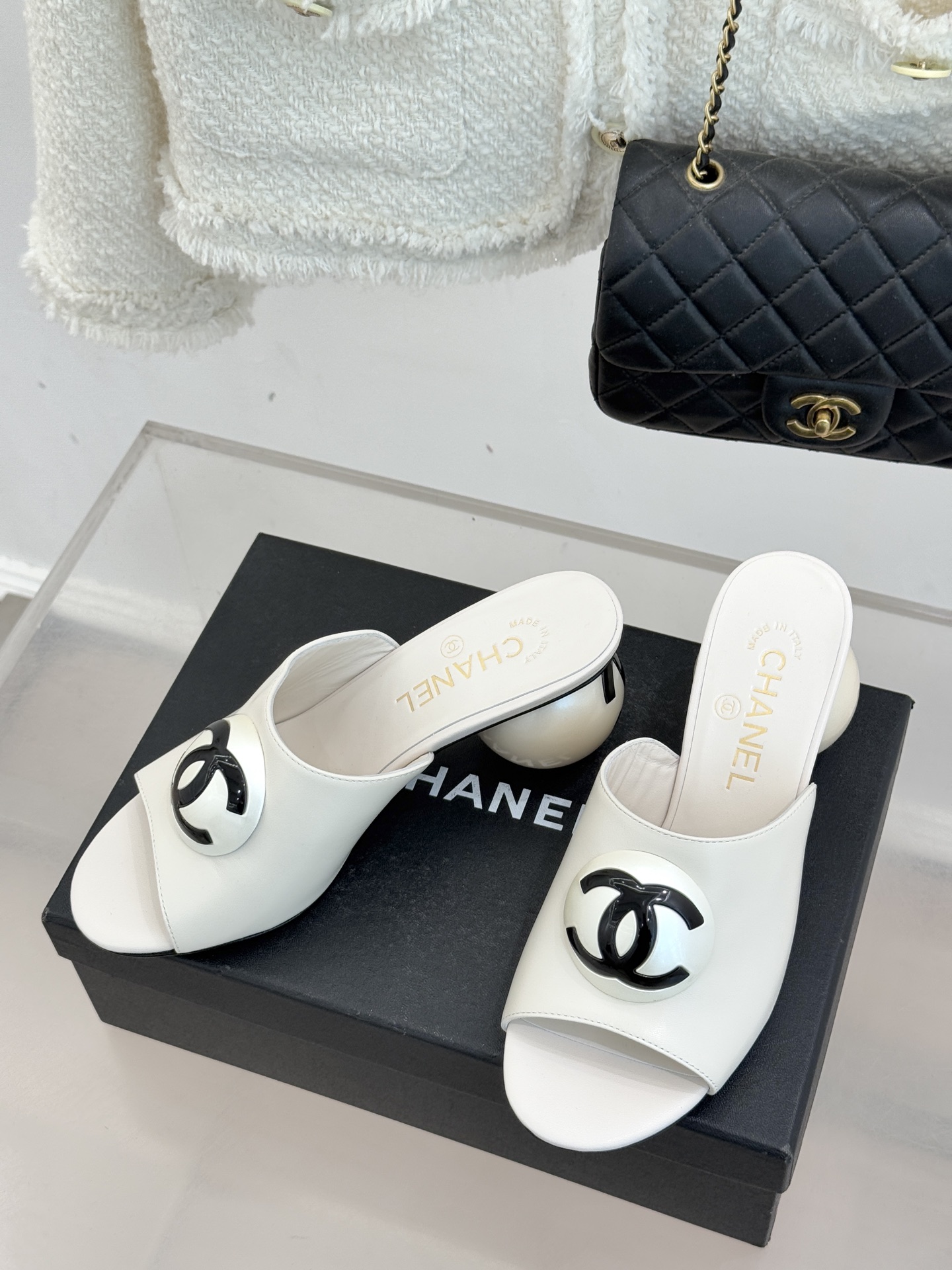 CHANE*｜小香经典巨型珍珠跟双C菱格拖鞋将法式浪漫与奢雅气场完美融合。经典菱格缝线复刻品牌精髓温润小