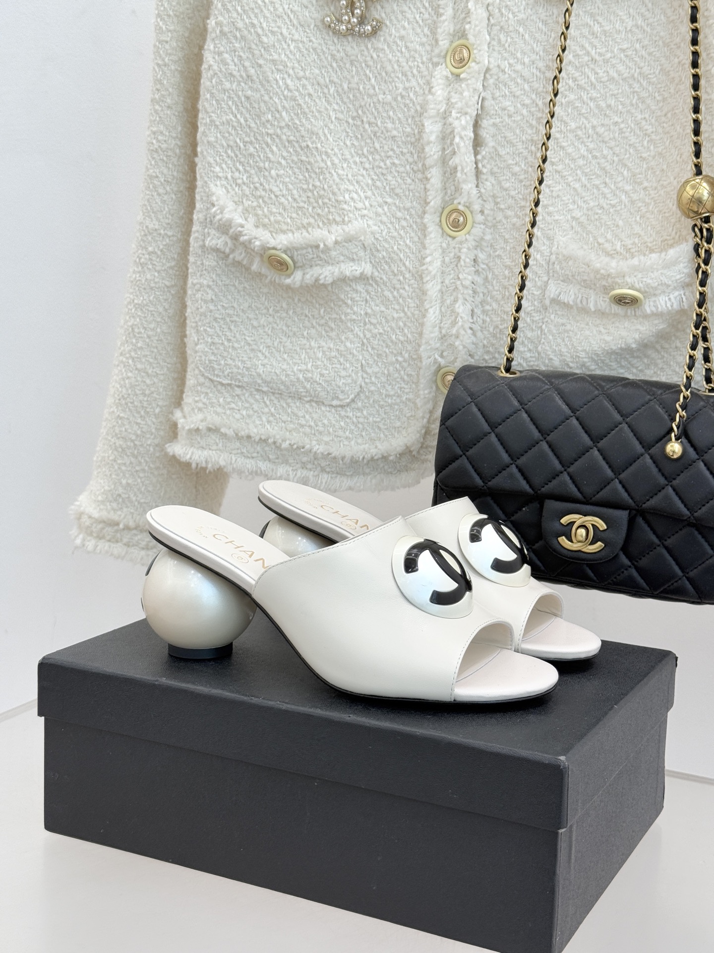 CHANE*｜小香经典巨型珍珠跟双C菱格拖鞋将法式浪漫与奢雅气场完美融合。经典菱格缝线复刻品牌精髓温润小