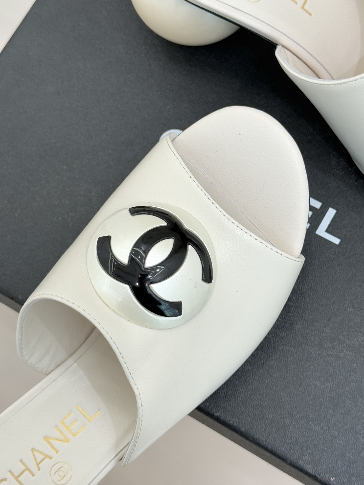 CHANE*｜小香经典巨型珍珠跟双C菱格拖鞋将法式浪漫与奢雅气场完美融合。经典菱格缝线复刻品牌精髓温润小