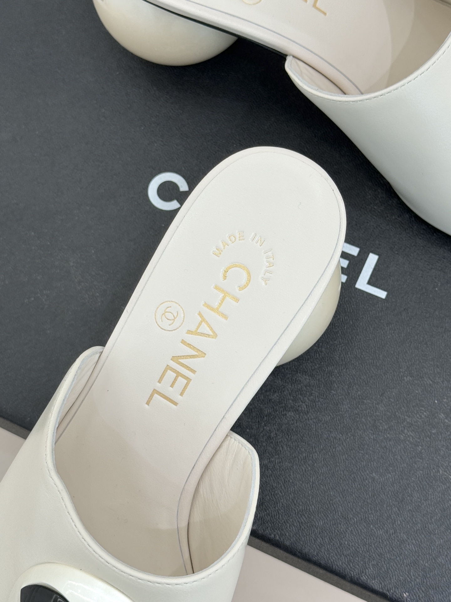 CHANE*｜小香经典巨型珍珠跟双C菱格拖鞋将法式浪漫与奢雅气场完美融合。经典菱格缝线复刻品牌精髓温润小