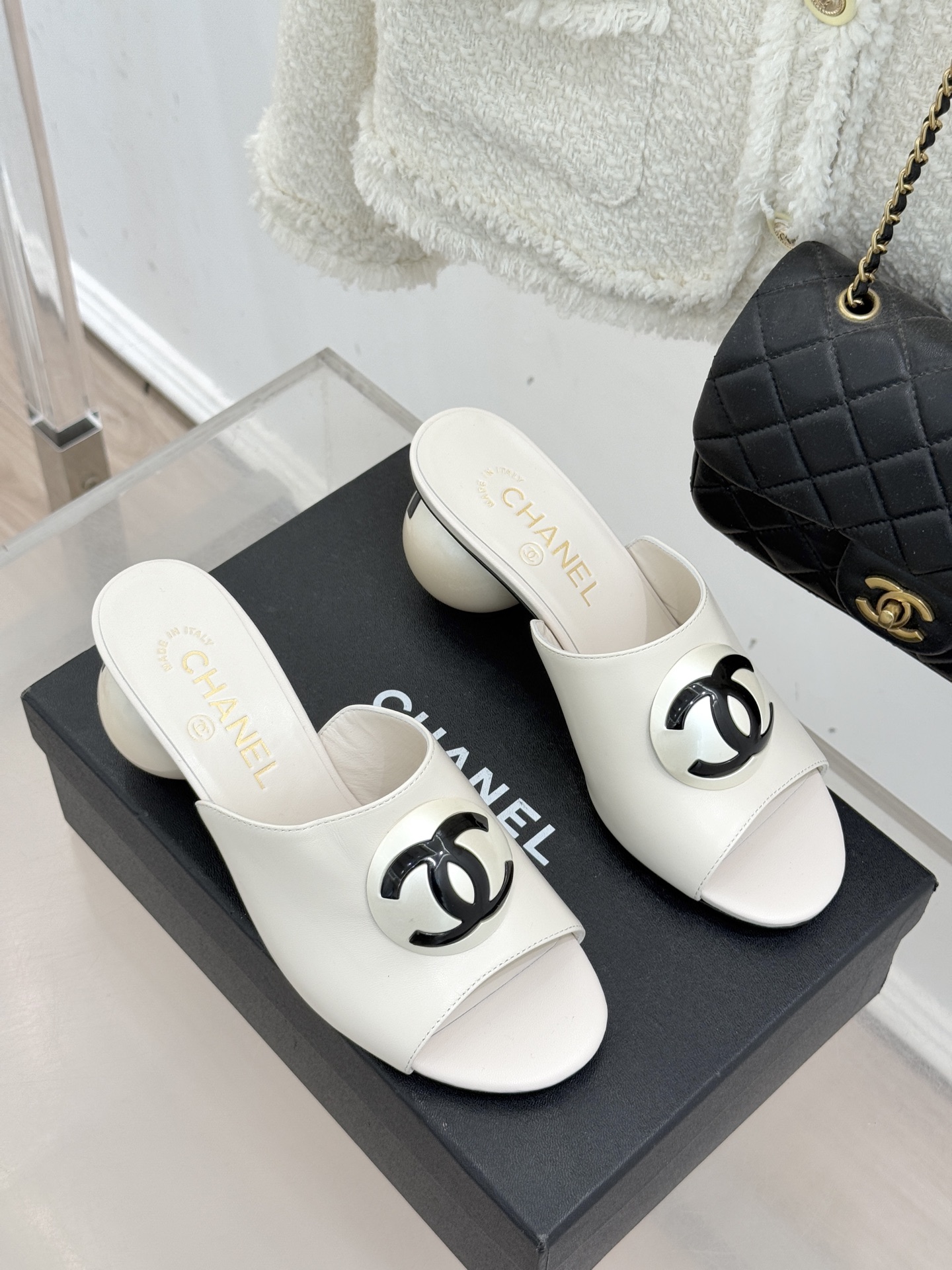 CHANE*｜小香经典巨型珍珠跟双C菱格拖鞋将法式浪漫与奢雅气场完美融合。经典菱格缝线复刻品牌精髓温润小