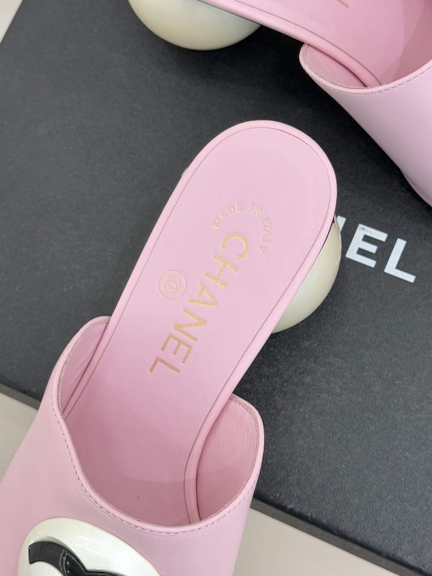 CHANE*｜小香经典巨型珍珠跟双C菱格拖鞋将法式浪漫与奢雅气场完美融合。经典菱格缝线复刻品牌精髓温润小