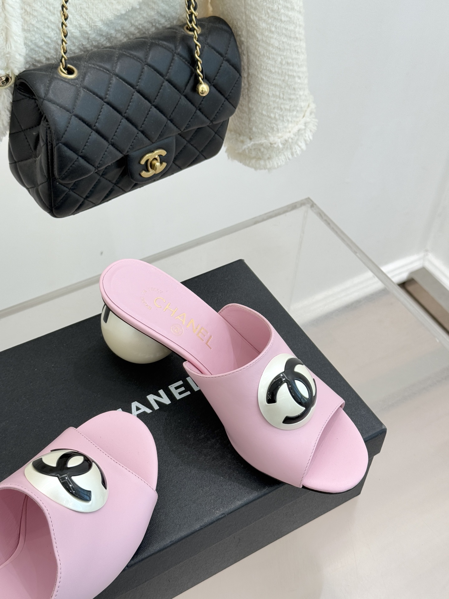 CHANE*｜小香经典巨型珍珠跟双C菱格拖鞋将法式浪漫与奢雅气场完美融合。经典菱格缝线复刻品牌精髓温润小