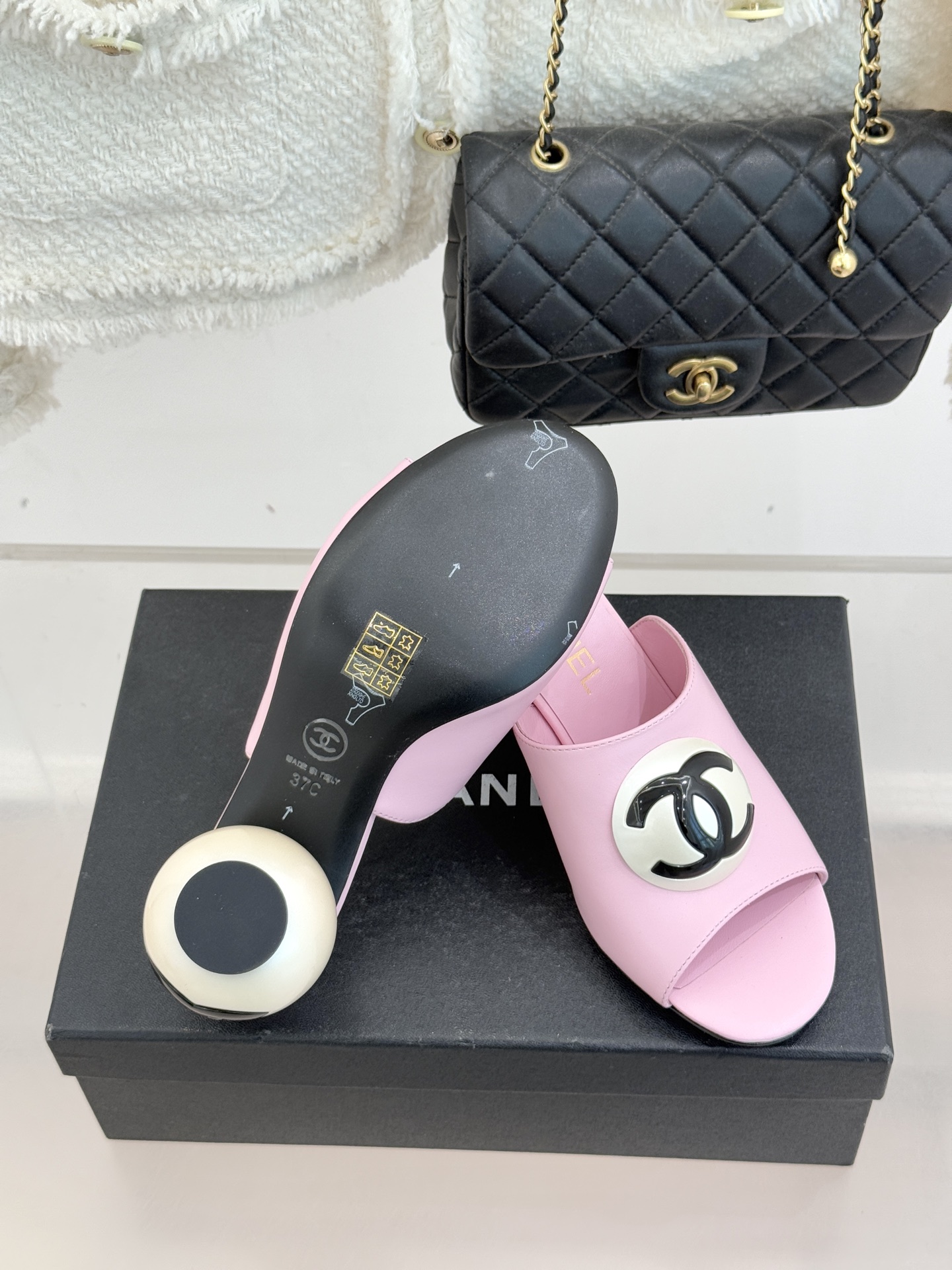 CHANE*｜小香经典巨型珍珠跟双C菱格拖鞋将法式浪漫与奢雅气场完美融合。经典菱格缝线复刻品牌精髓温润小