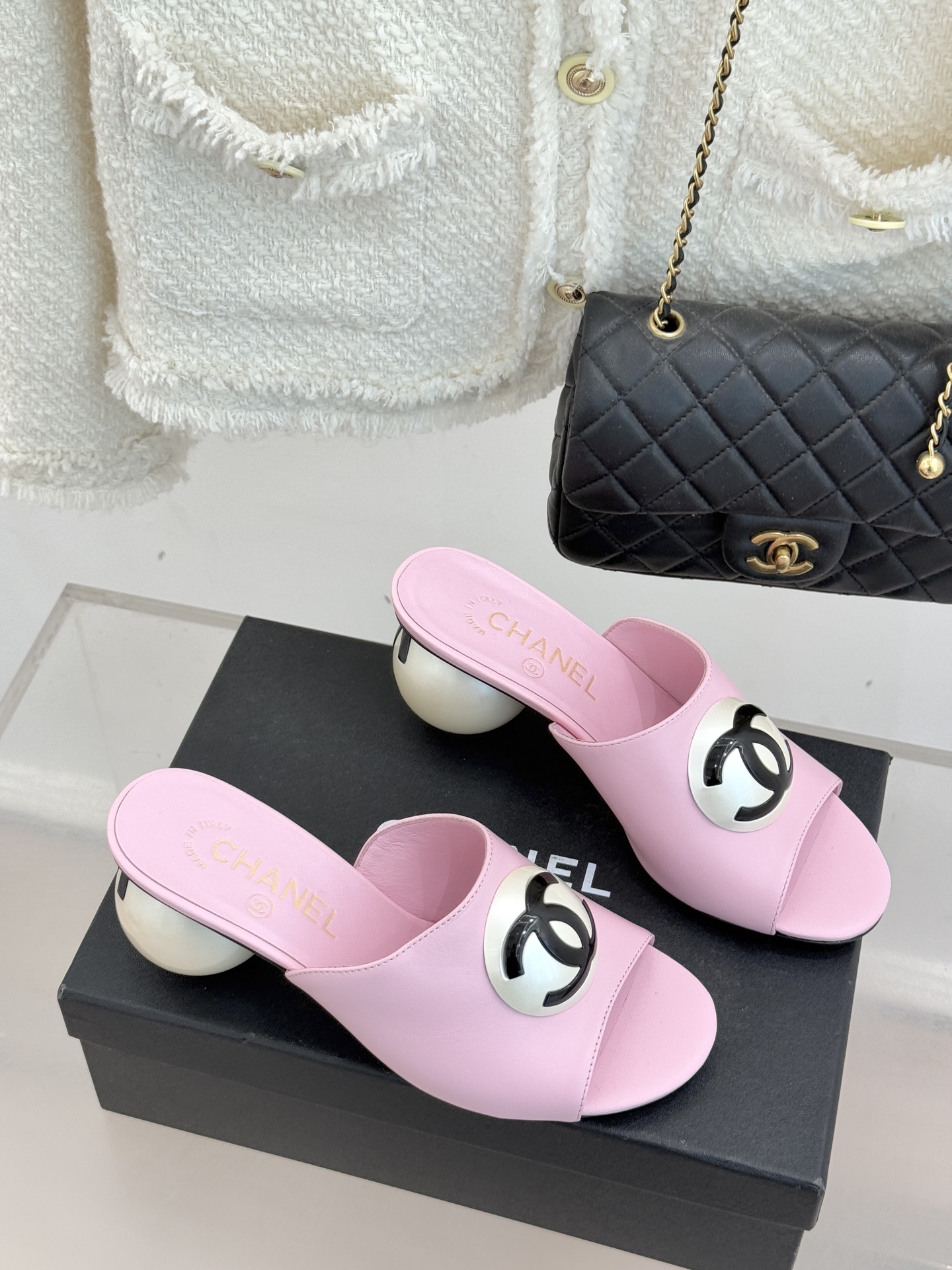 CHANE*｜小香经典巨型珍珠跟双C菱格拖鞋将法式浪漫与奢雅气场完美融合。经典菱格缝线复刻品牌精髓温润小