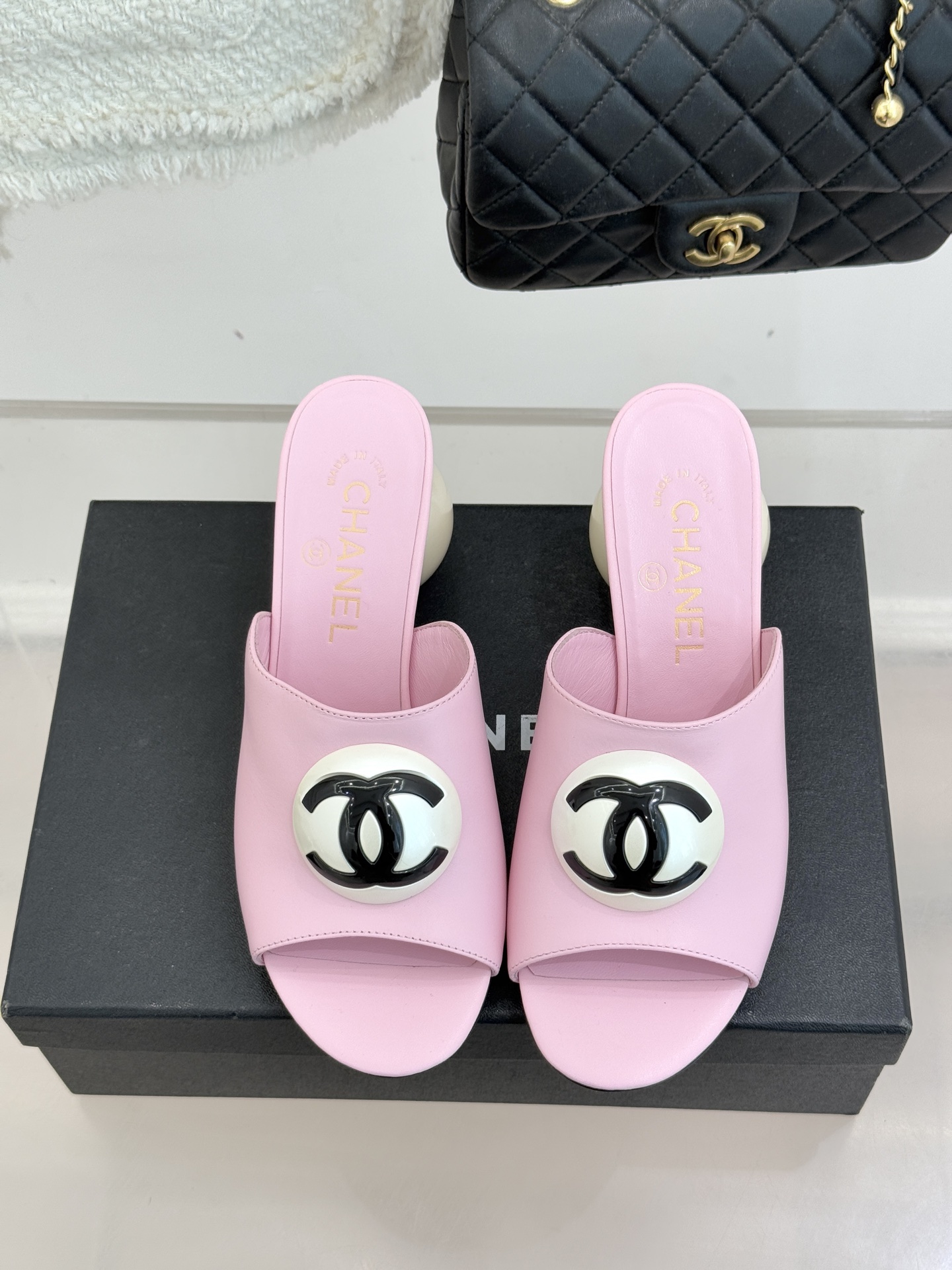 CHANE*｜小香经典巨型珍珠跟双C菱格拖鞋将法式浪漫与奢雅气场完美融合。经典菱格缝线复刻品牌精髓温润小