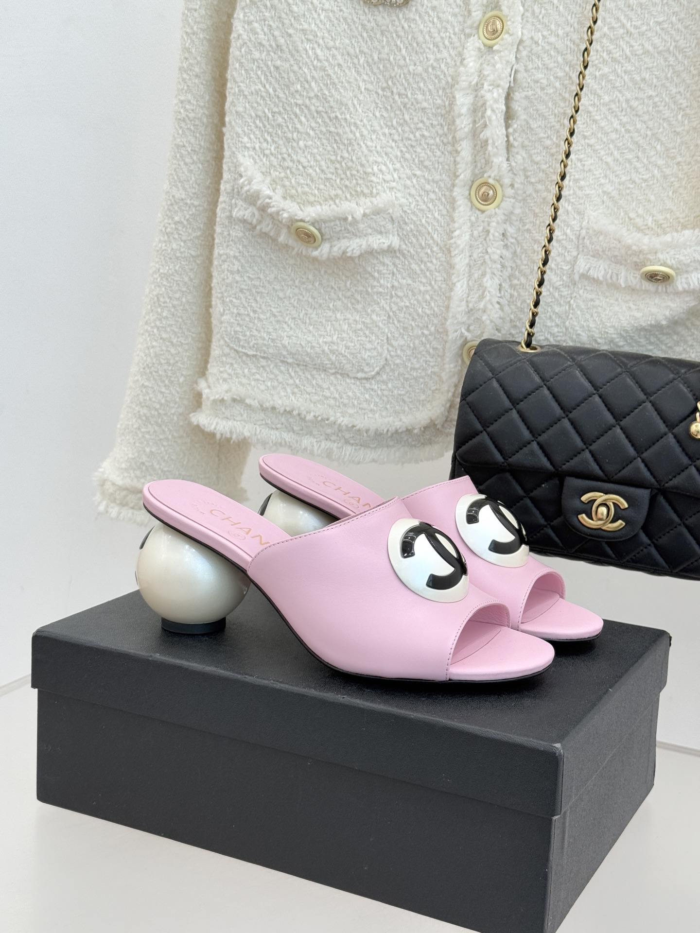 CHANE*｜小香经典巨型珍珠跟双C菱格拖鞋将法式浪漫与奢雅气场完美融合。经典菱格缝线复刻品牌精髓温润小