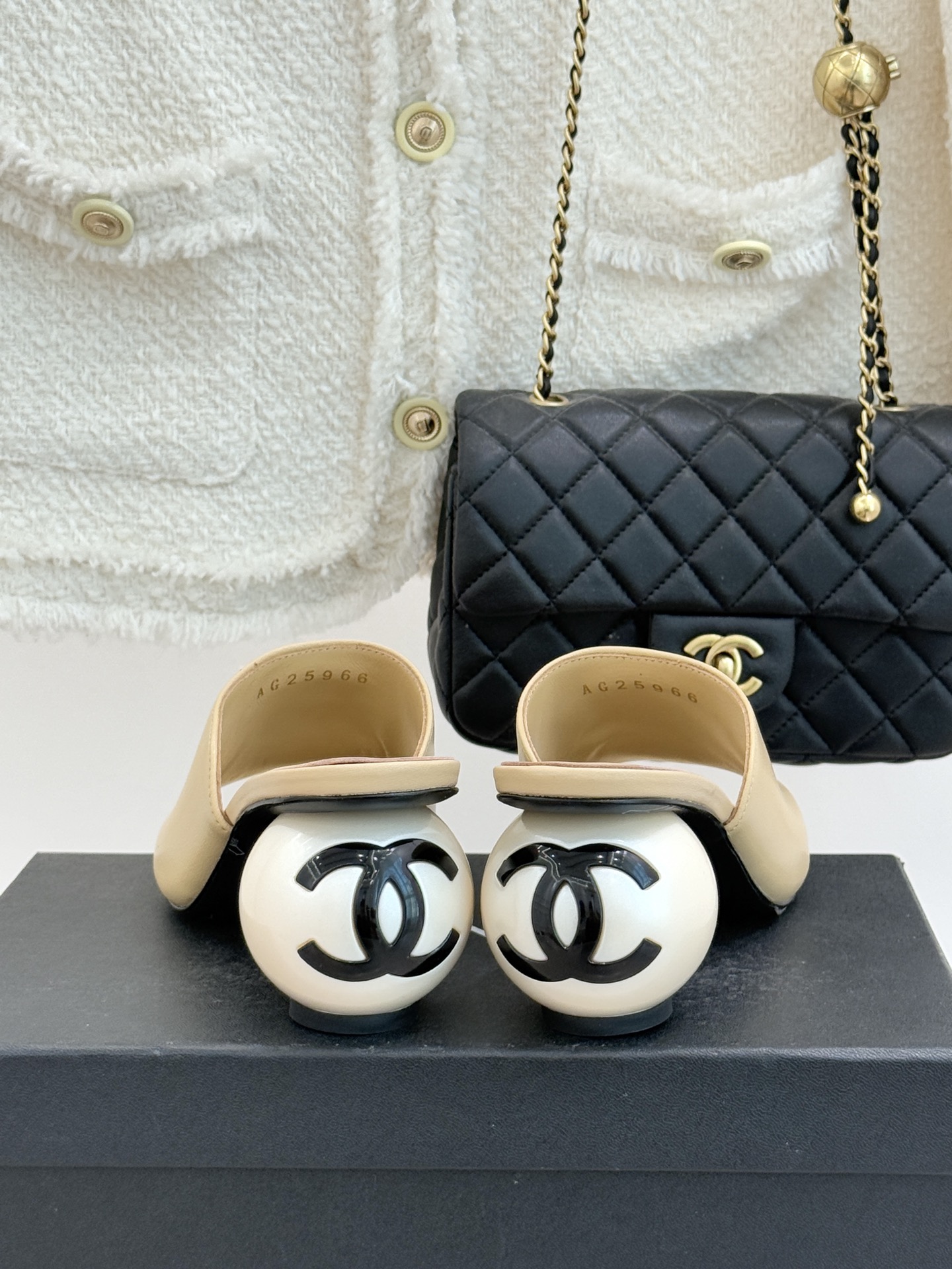 CHANE*｜小香经典巨型珍珠跟双C菱格拖鞋将法式浪漫与奢雅气场完美融合。经典菱格缝线复刻品牌精髓温润小