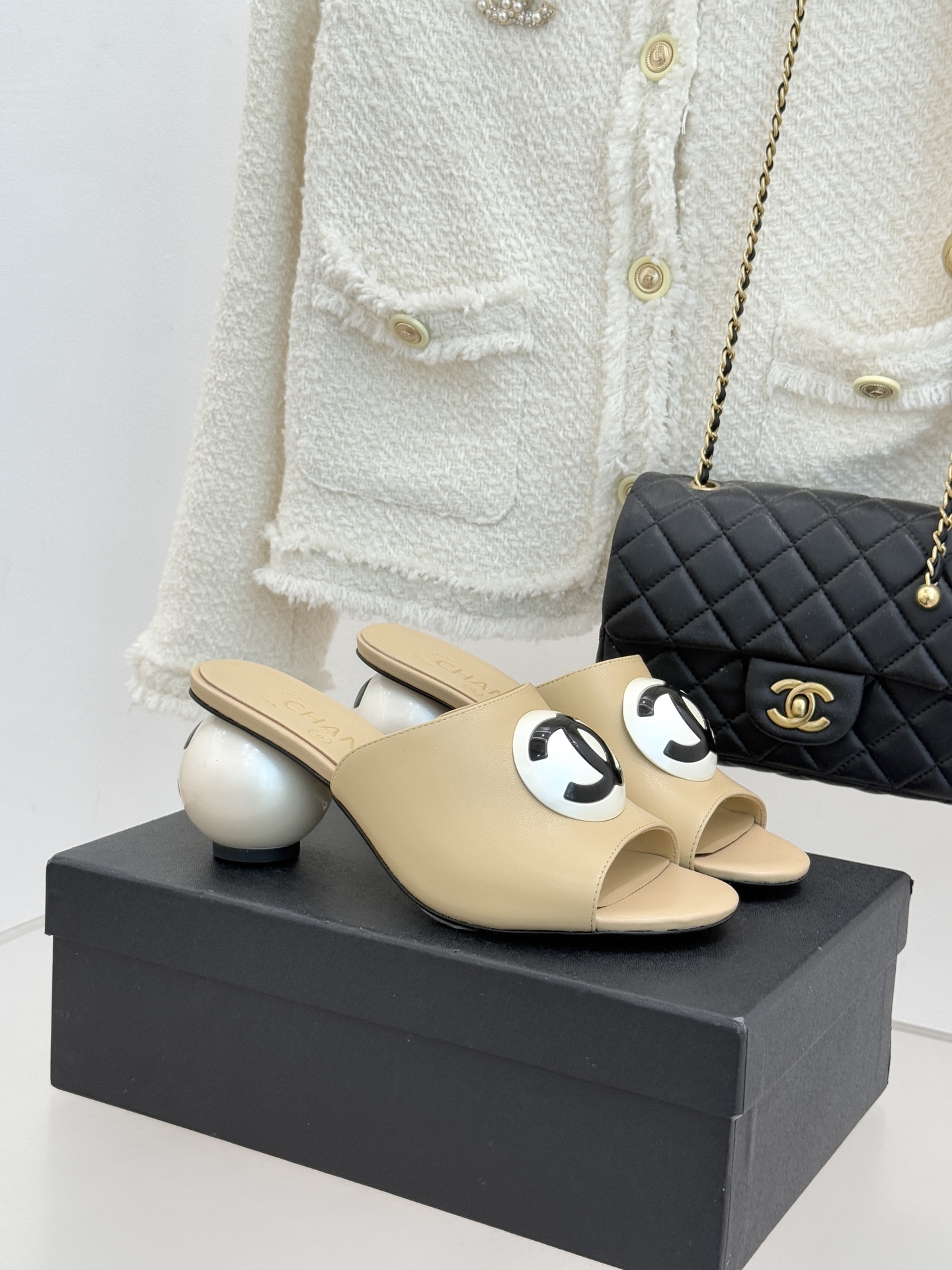 CHANE*｜小香经典巨型珍珠跟双C菱格拖鞋将法式浪漫与奢雅气场完美融合。经典菱格缝线复刻品牌精髓温润小