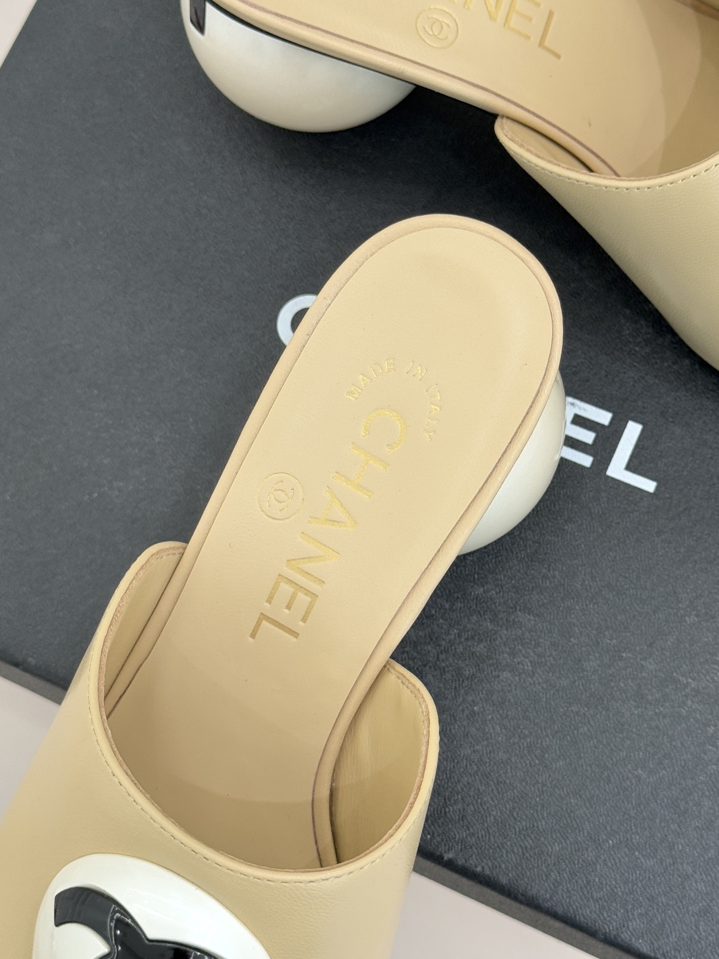 CHANE*｜小香经典巨型珍珠跟双C菱格拖鞋将法式浪漫与奢雅气场完美融合。经典菱格缝线复刻品牌精髓温润小