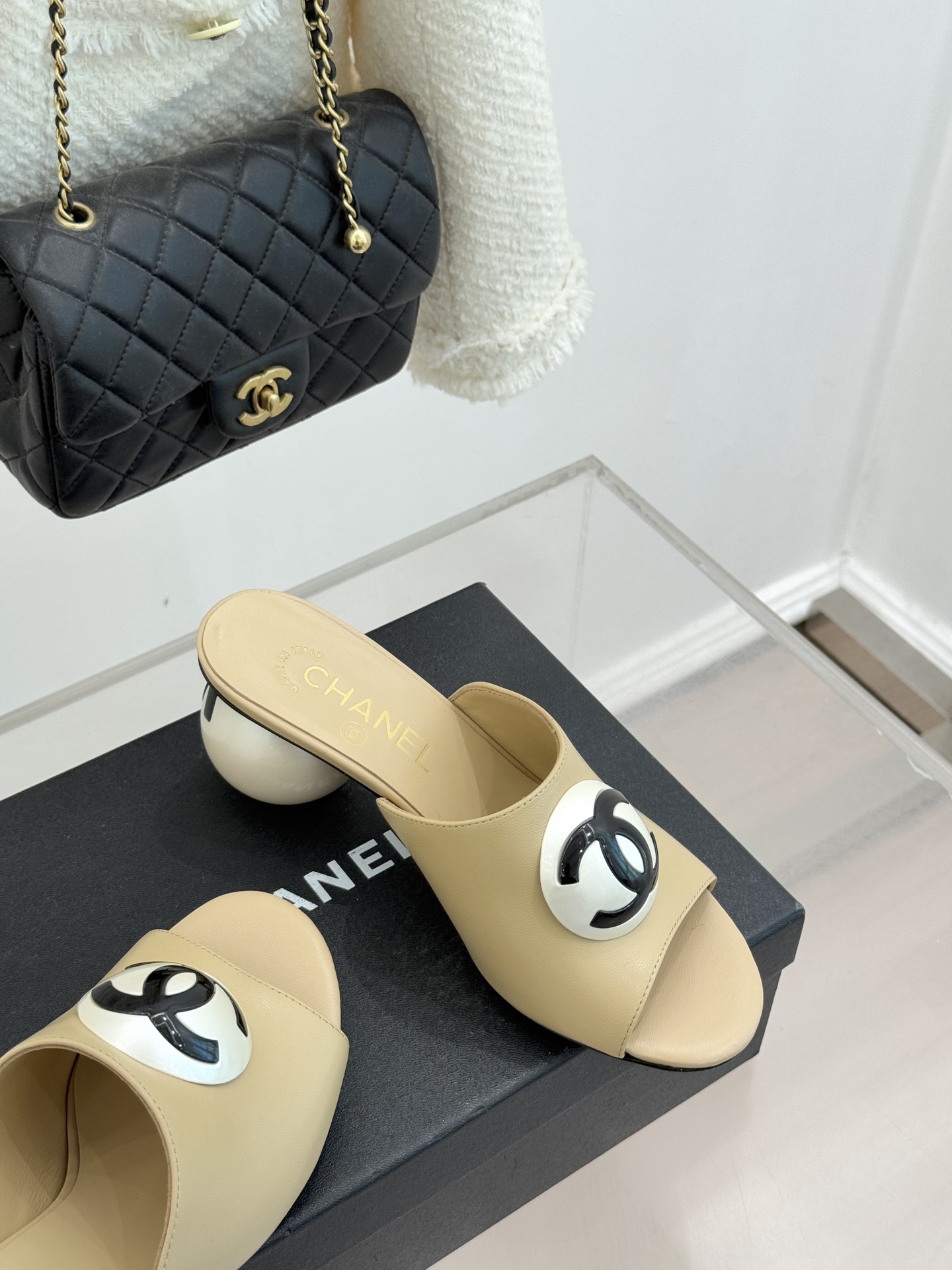 CHANE*｜小香经典巨型珍珠跟双C菱格拖鞋将法式浪漫与奢雅气场完美融合。经典菱格缝线复刻品牌精髓温润小