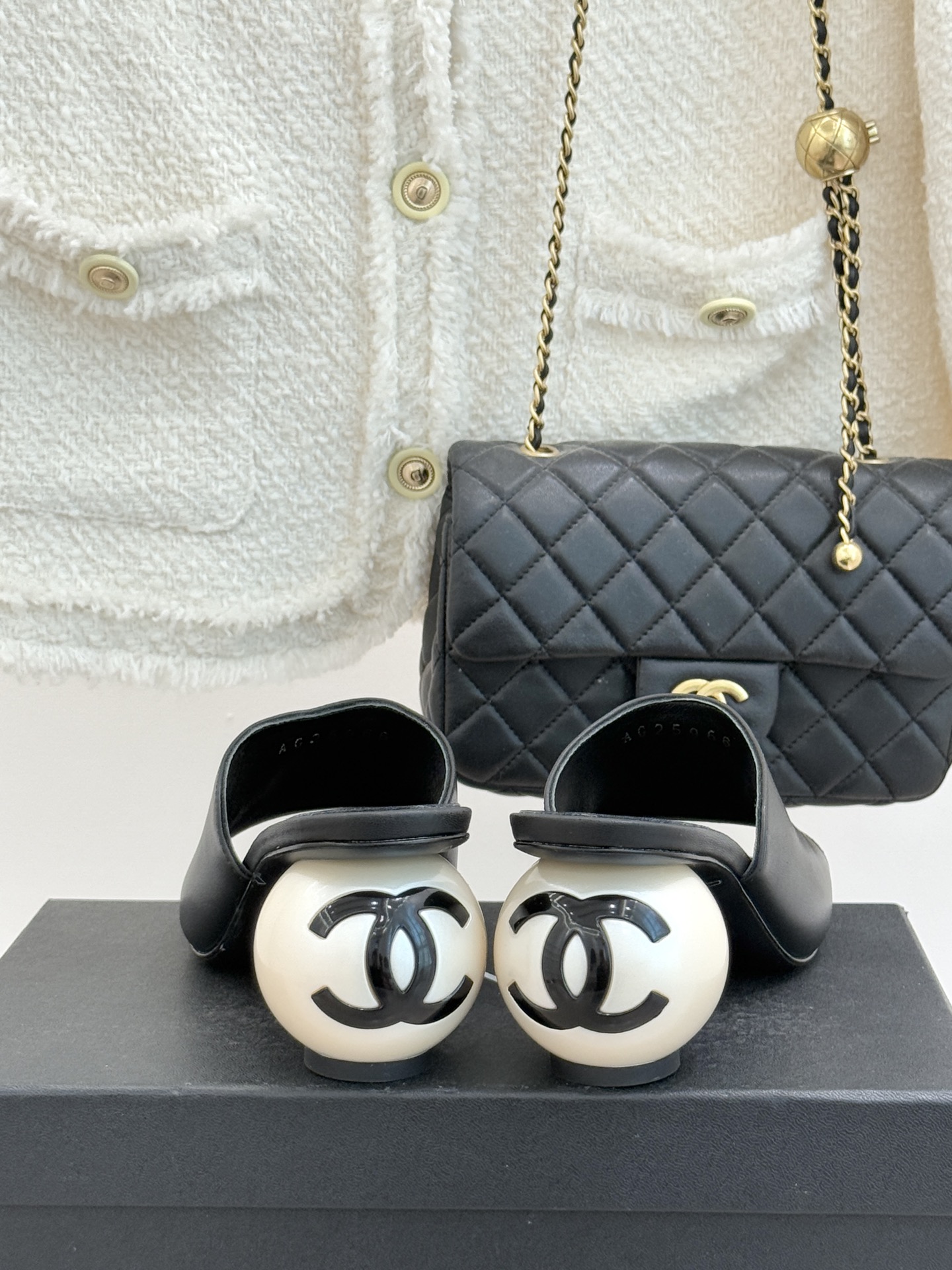 CHANE*｜小香经典巨型珍珠跟双C菱格拖鞋将法式浪漫与奢雅气场完美融合。经典菱格缝线复刻品牌精髓温润小