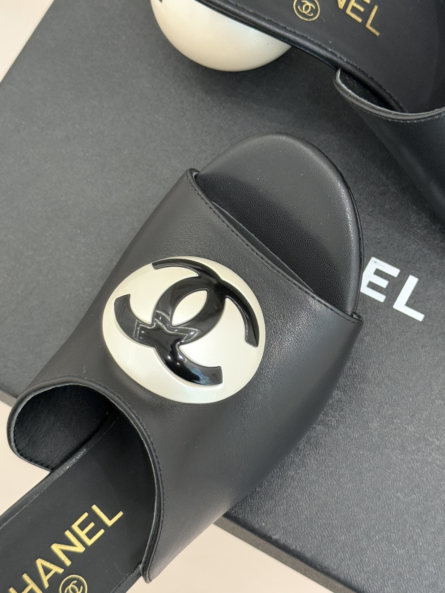 CHANE*｜小香经典巨型珍珠跟双C菱格拖鞋将法式浪漫与奢雅气场完美融合。经典菱格缝线复刻品牌精髓温润小