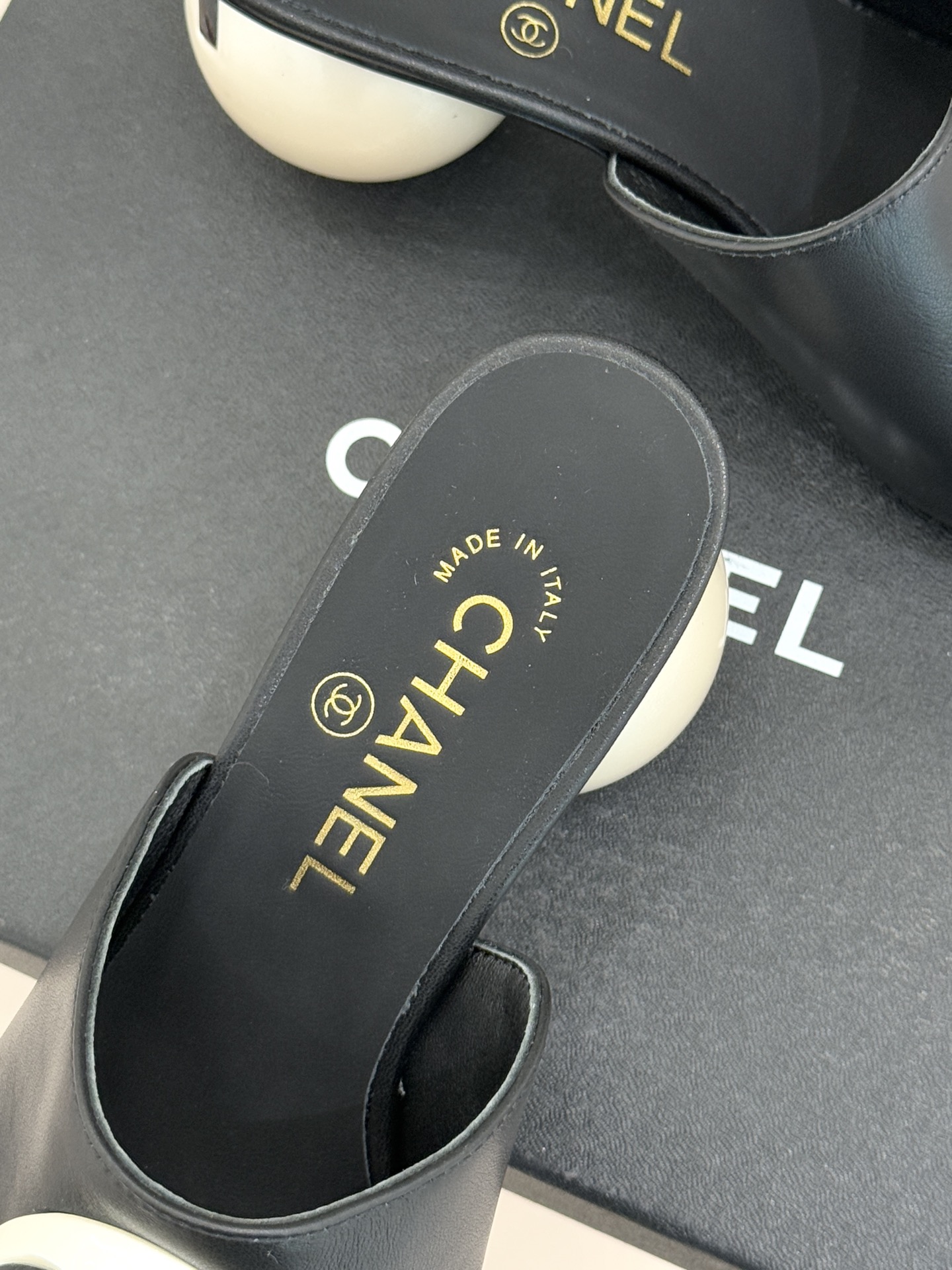 CHANE*｜小香经典巨型珍珠跟双C菱格拖鞋将法式浪漫与奢雅气场完美融合。经典菱格缝线复刻品牌精髓温润小