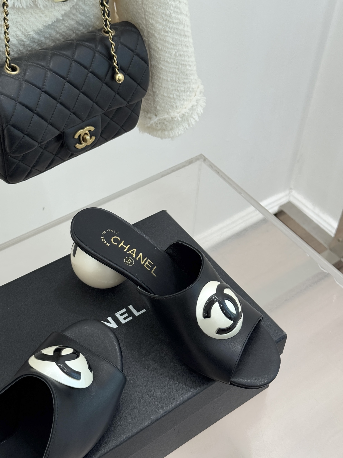 CHANE*｜小香经典巨型珍珠跟双C菱格拖鞋将法式浪漫与奢雅气场完美融合。经典菱格缝线复刻品牌精髓温润小