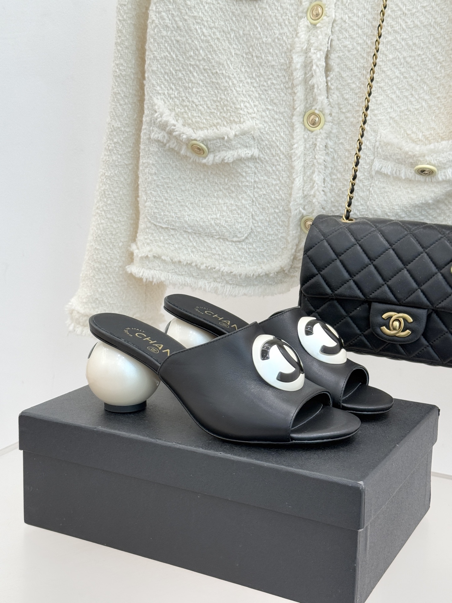 NO:723909,Chanel's new Mary Jane pearl slippers!  The fabric is made of original customized leather, and the lining is made of sheepskin. Italian imported genuine leather outsole size 35-39 (customized 40/41), slippers, chanel, mary jane, slippers, sheepskin, Leather soles19860909Chanel 新款玛丽珍珍珠拖鞋！ 面料采用原版定制皮料 内里踮脚均为羊皮 意大利进口真皮大底 size35-39（40/41定制）,拖鞋,chanel,mary jane,slippers,sheepskin,Leather soles,Women's Shoes