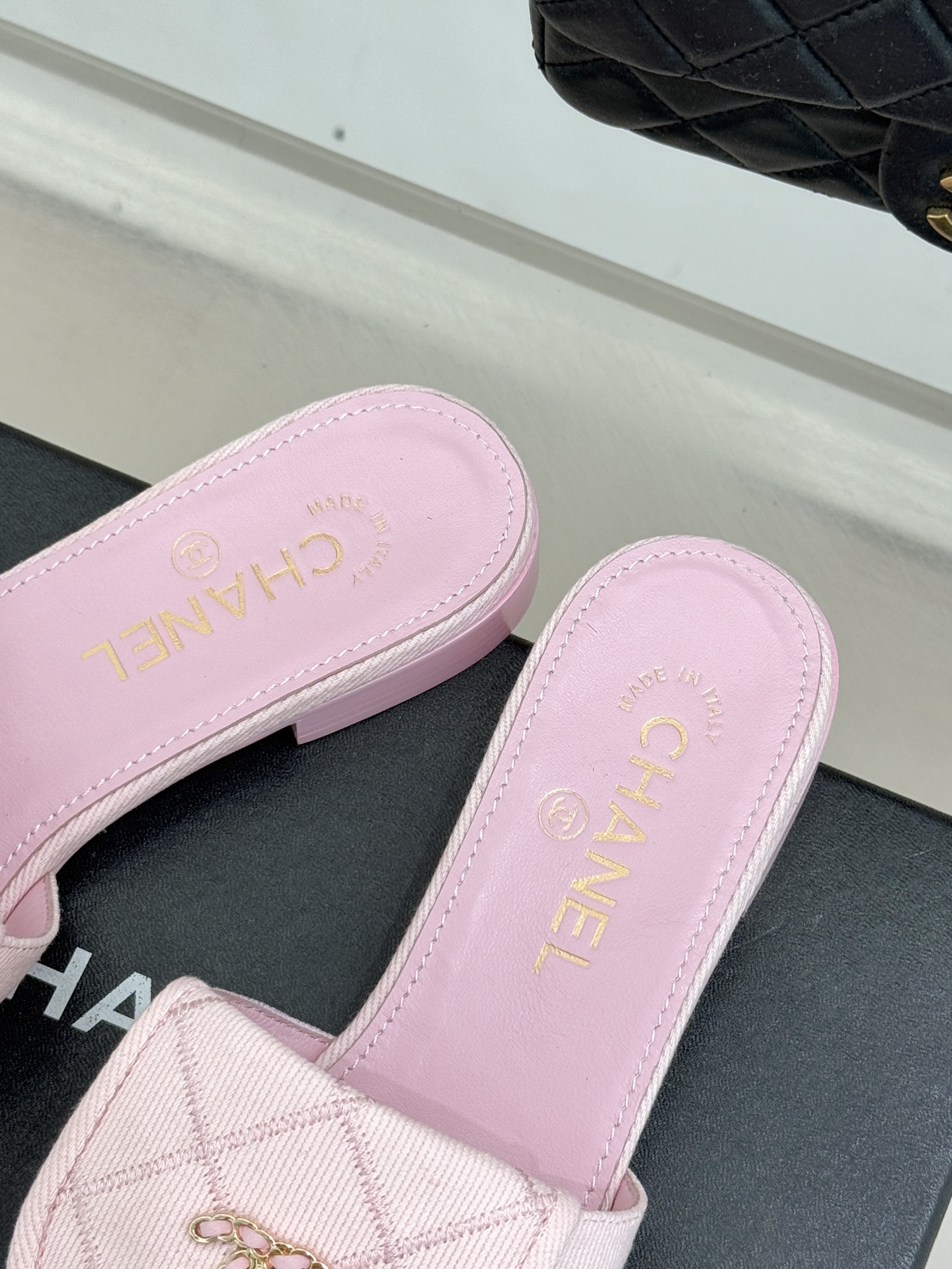 CHANE*｜小香经典链条双C书包扣菱格牛仔拖鞋将丹宁随性与高定优雅完美融合。水洗牛仔布搭配经典菱格绗缝