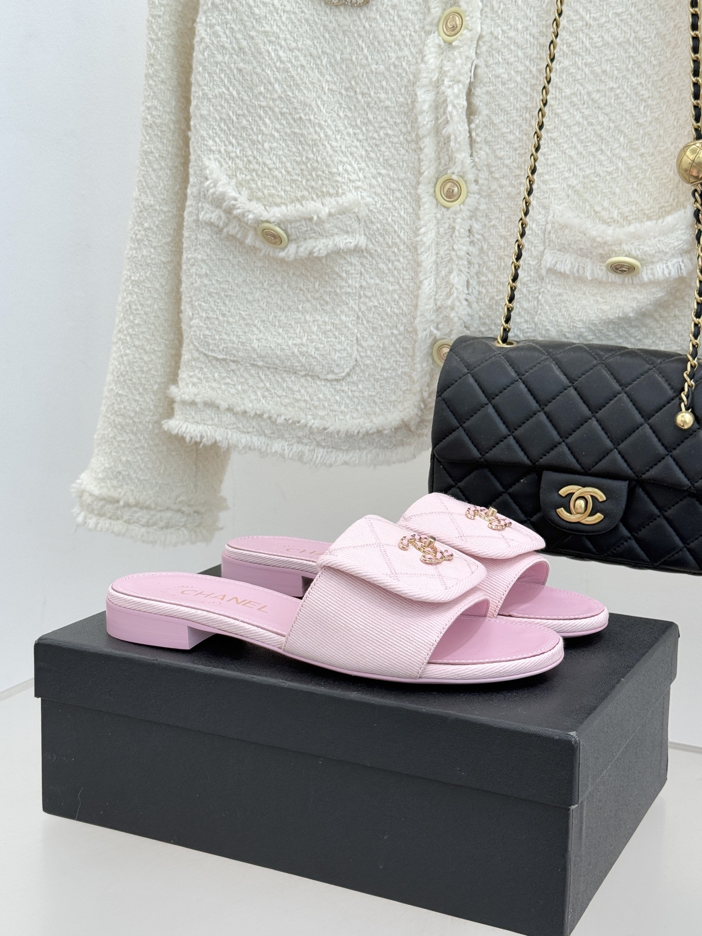 CHANE*｜小香经典链条双C书包扣菱格牛仔拖鞋将丹宁随性与高定优雅完美融合。水洗牛仔布搭配经典菱格绗缝