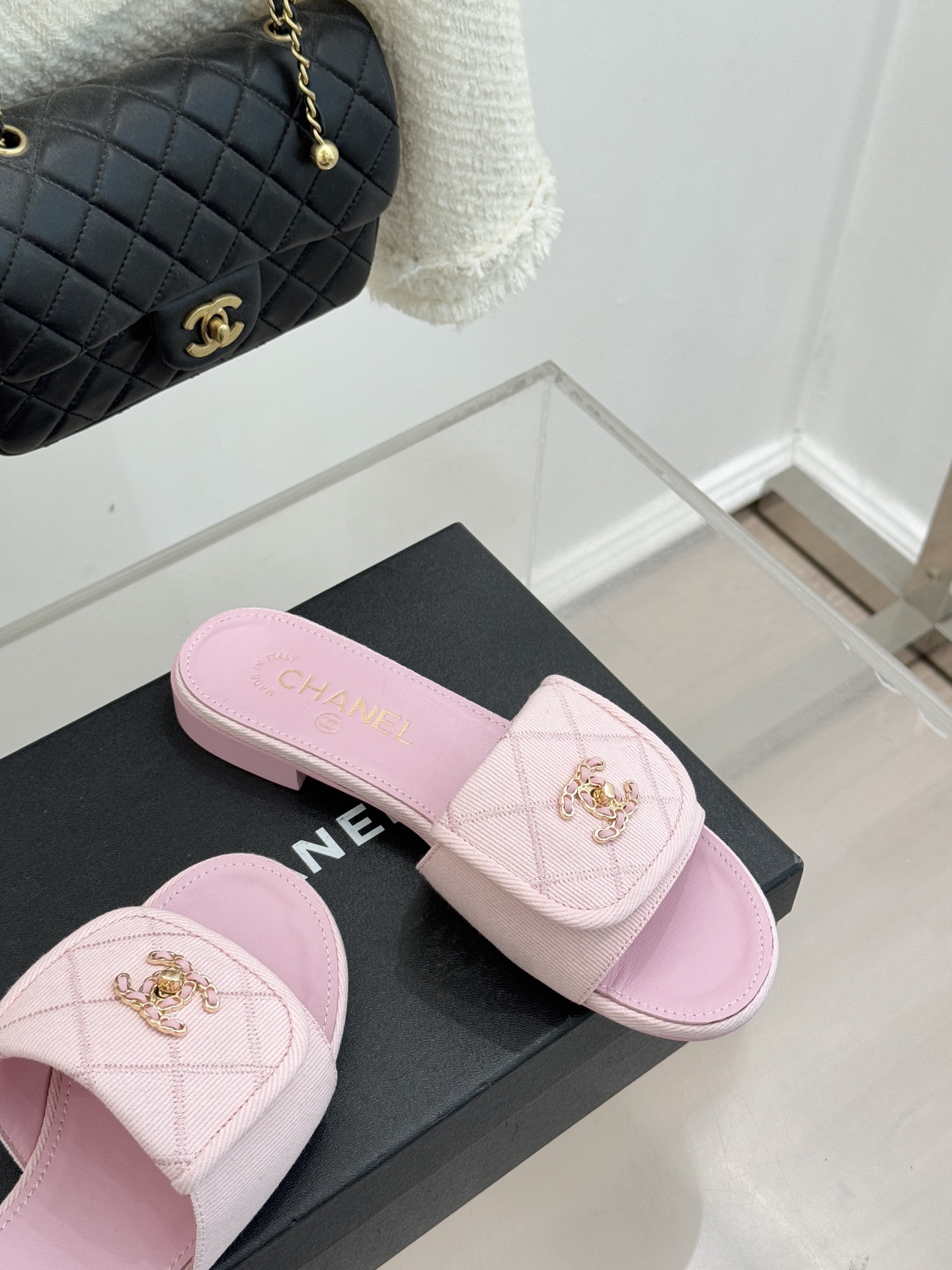 CHANE*｜小香经典链条双C书包扣菱格牛仔拖鞋将丹宁随性与高定优雅完美融合。水洗牛仔布搭配经典菱格绗缝