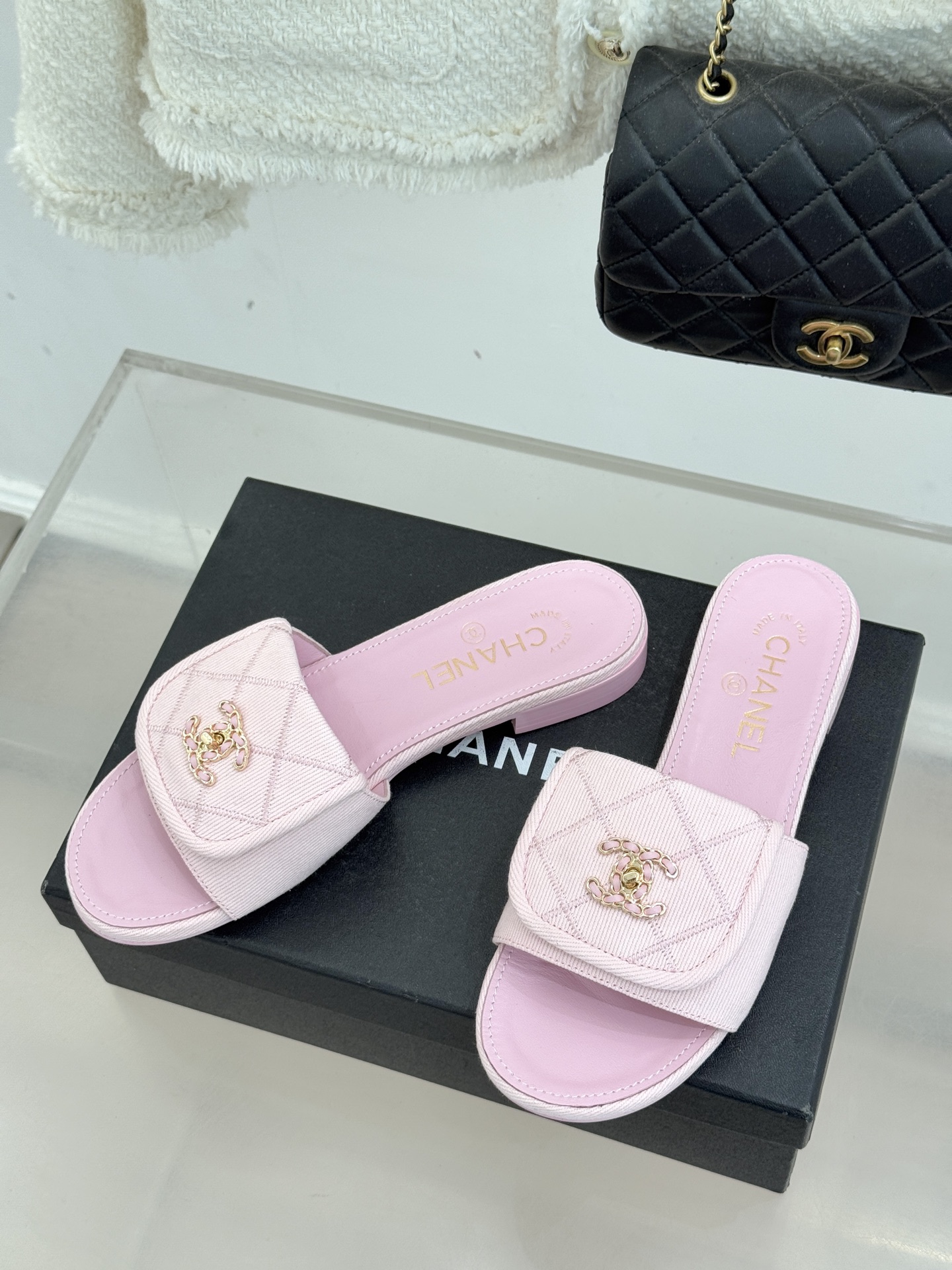 CHANE*｜小香经典链条双C书包扣菱格牛仔拖鞋将丹宁随性与高定优雅完美融合。水洗牛仔布搭配经典菱格绗缝