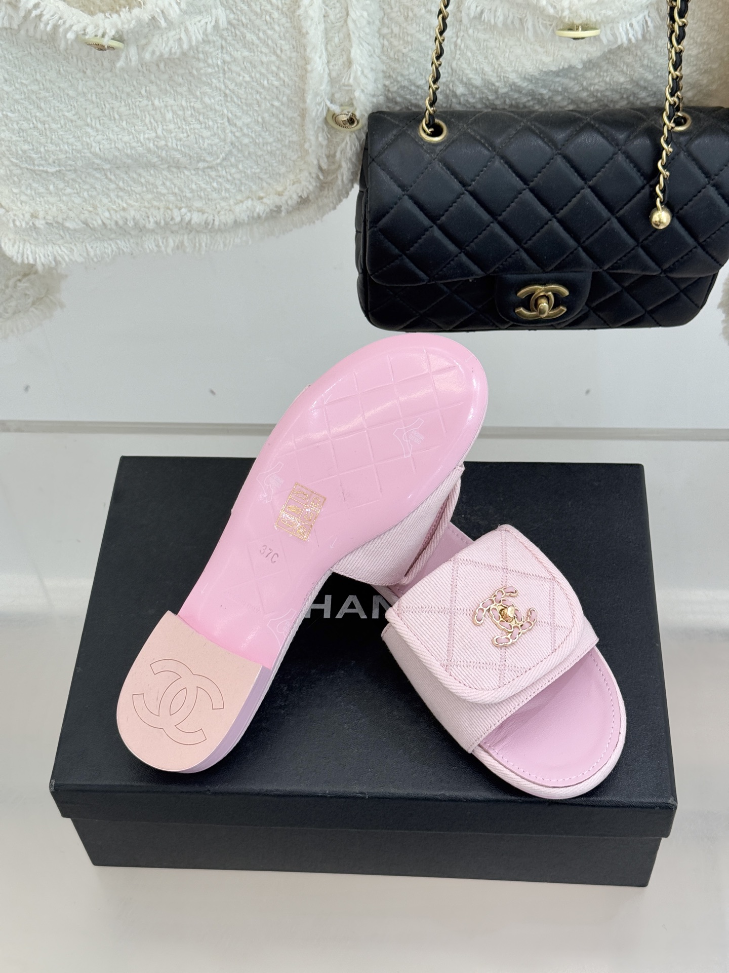 CHANE*｜小香经典链条双C书包扣菱格牛仔拖鞋将丹宁随性与高定优雅完美融合。水洗牛仔布搭配经典菱格绗缝