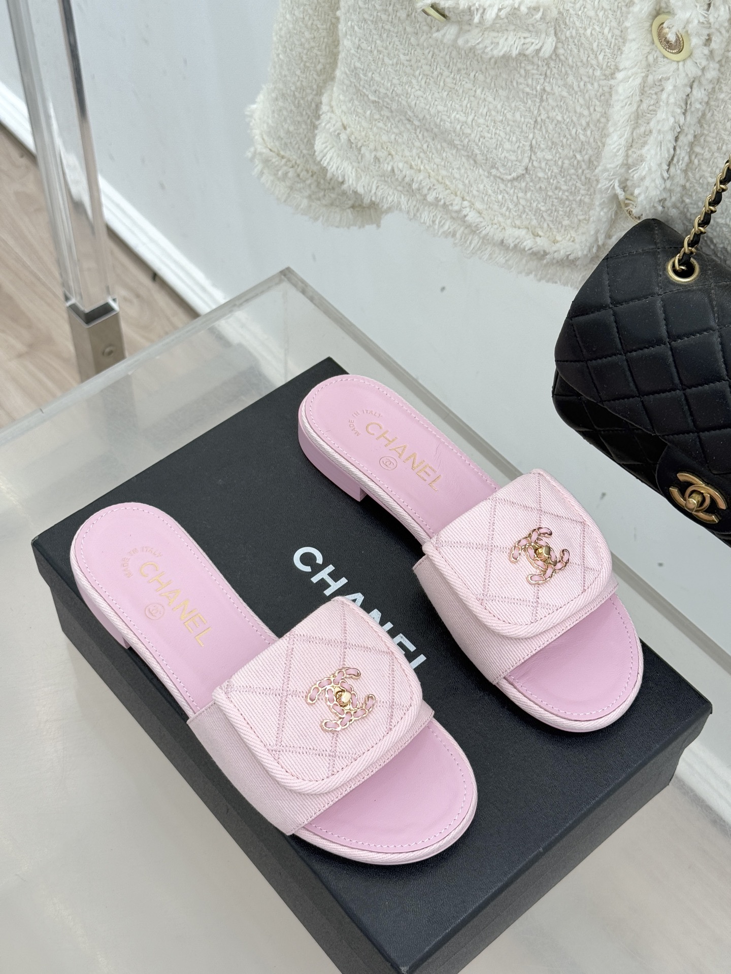 CHANE*｜小香经典链条双C书包扣菱格牛仔拖鞋将丹宁随性与高定优雅完美融合。水洗牛仔布搭配经典菱格绗缝