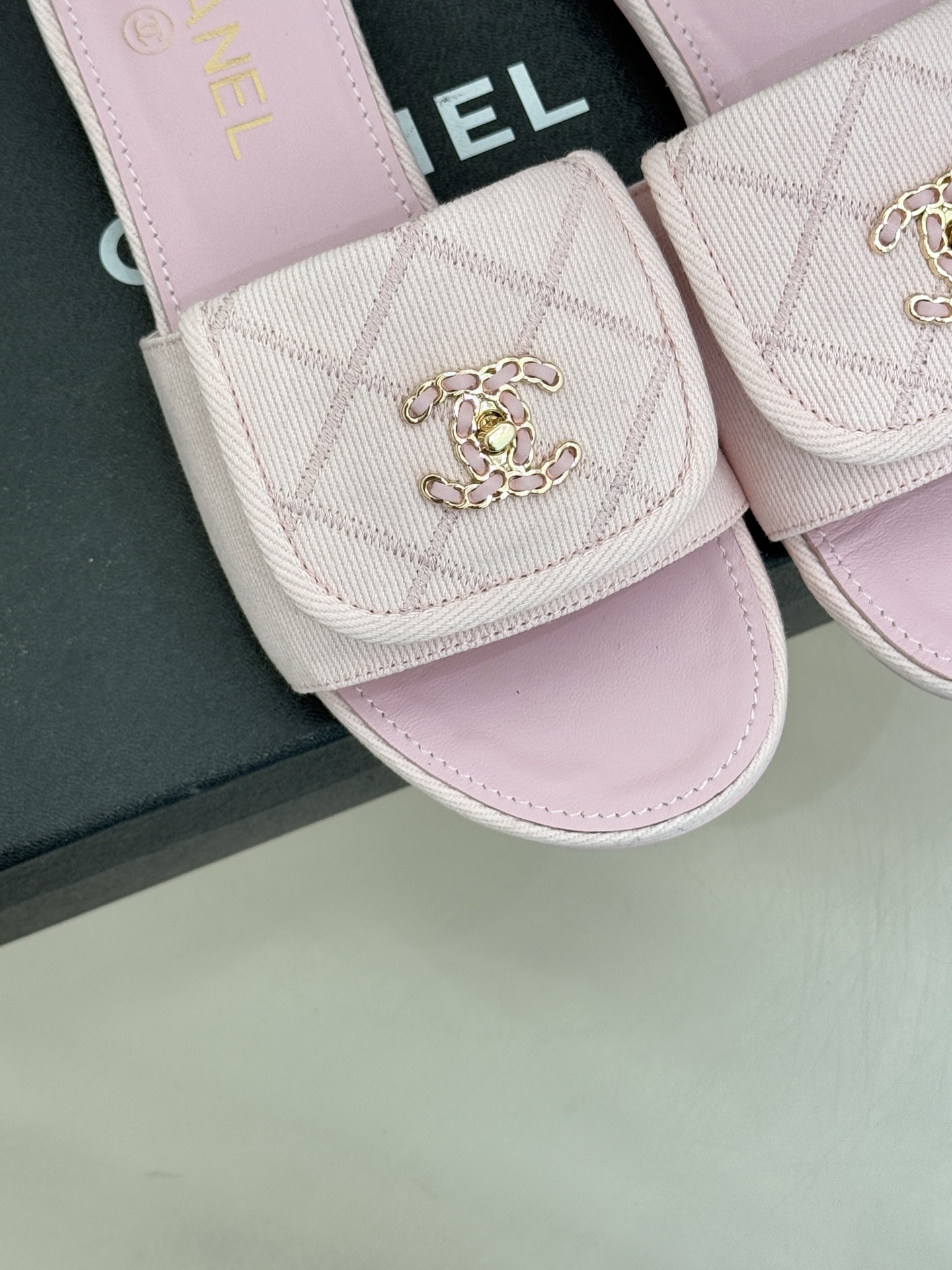 CHANE*｜小香经典链条双C书包扣菱格牛仔拖鞋将丹宁随性与高定优雅完美融合。水洗牛仔布搭配经典菱格绗缝