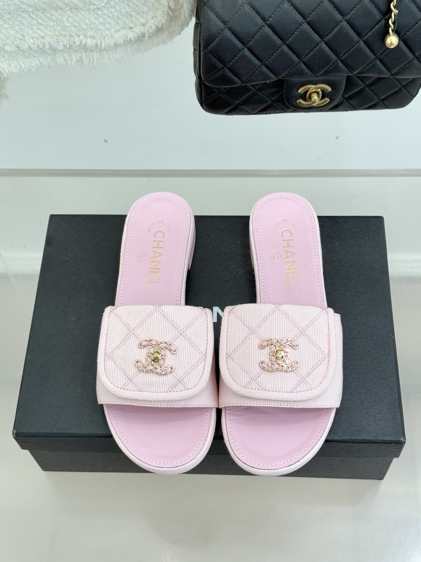 CHANE*｜小香经典链条双C书包扣菱格牛仔拖鞋将丹宁随性与高定优雅完美融合。水洗牛仔布搭配经典菱格绗缝