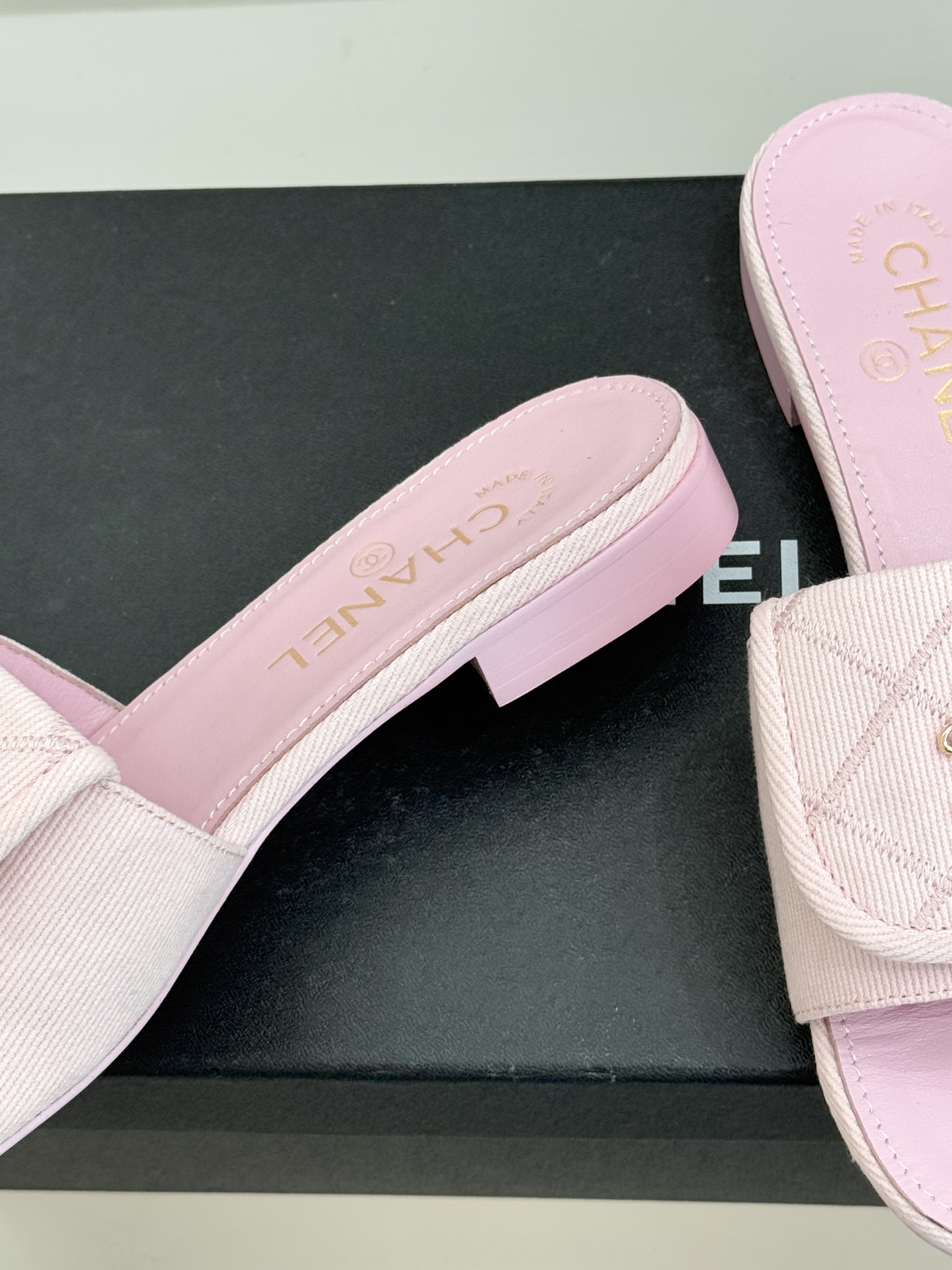 CHANE*｜小香经典链条双C书包扣菱格牛仔拖鞋将丹宁随性与高定优雅完美融合。水洗牛仔布搭配经典菱格绗缝