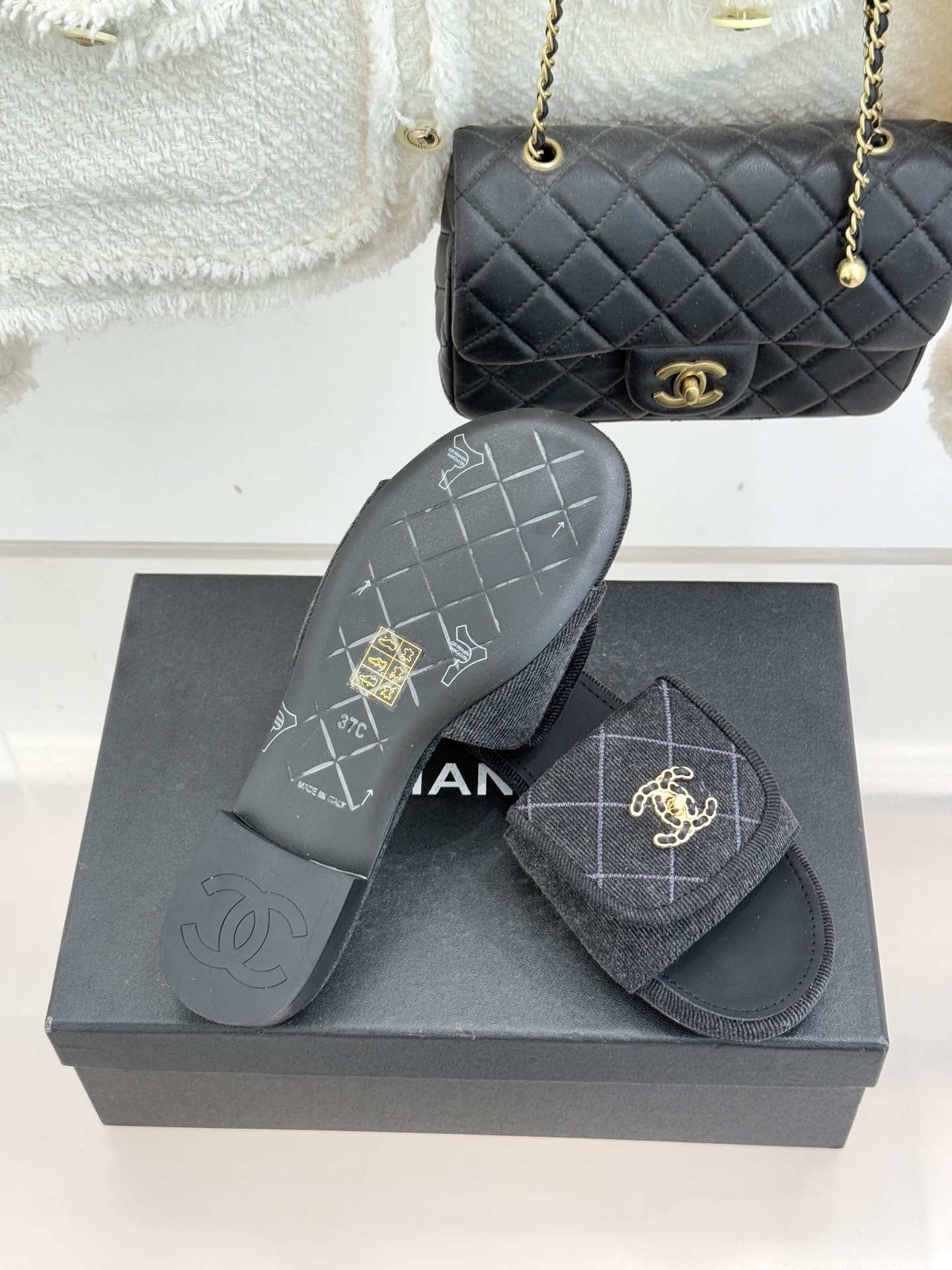 CHANE*｜小香经典链条双C书包扣菱格牛仔拖鞋将丹宁随性与高定优雅完美融合。水洗牛仔布搭配经典菱格绗缝