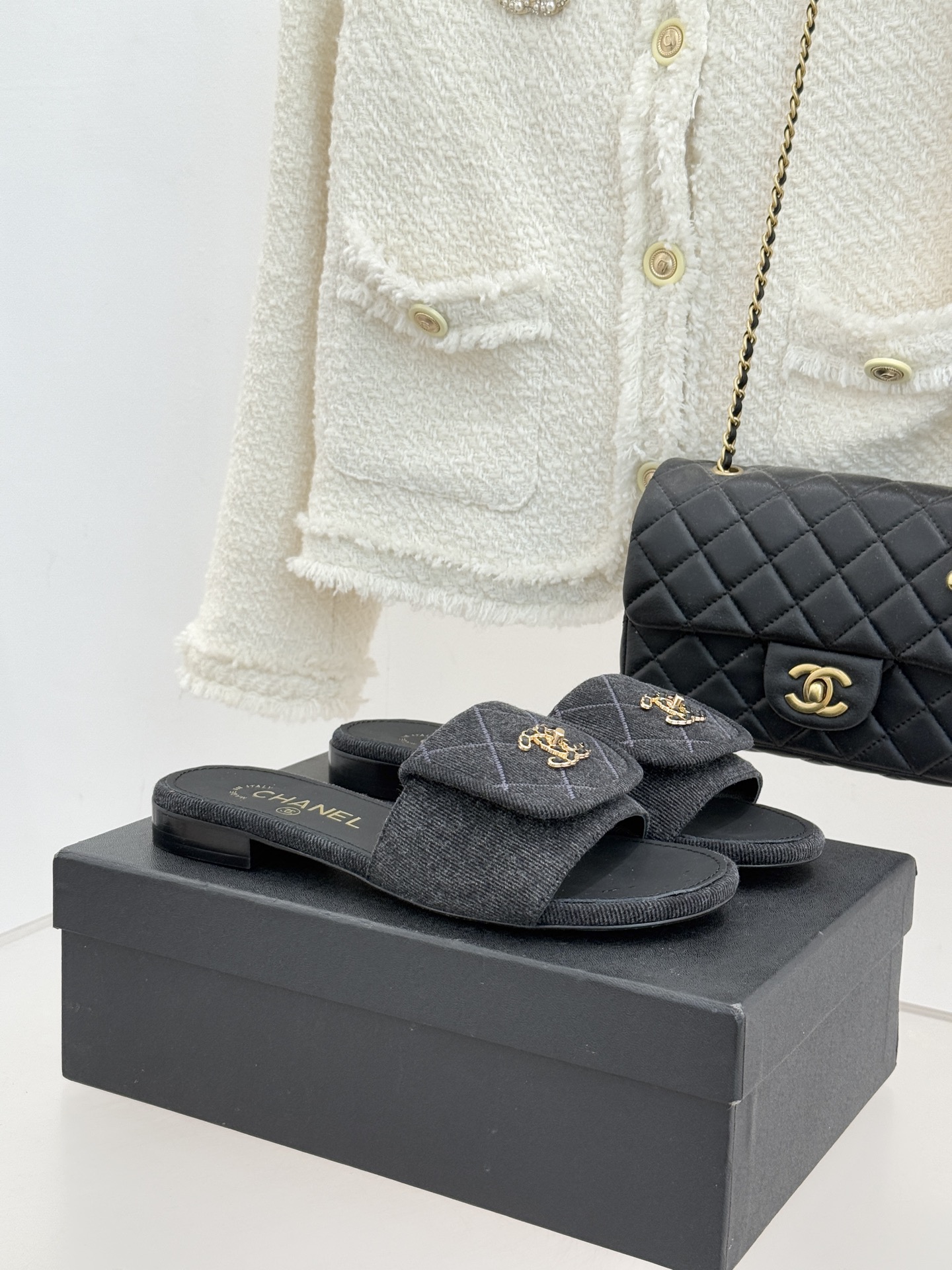 CHANE*｜小香经典链条双C书包扣菱格牛仔拖鞋将丹宁随性与高定优雅完美融合。水洗牛仔布搭配经典菱格绗缝