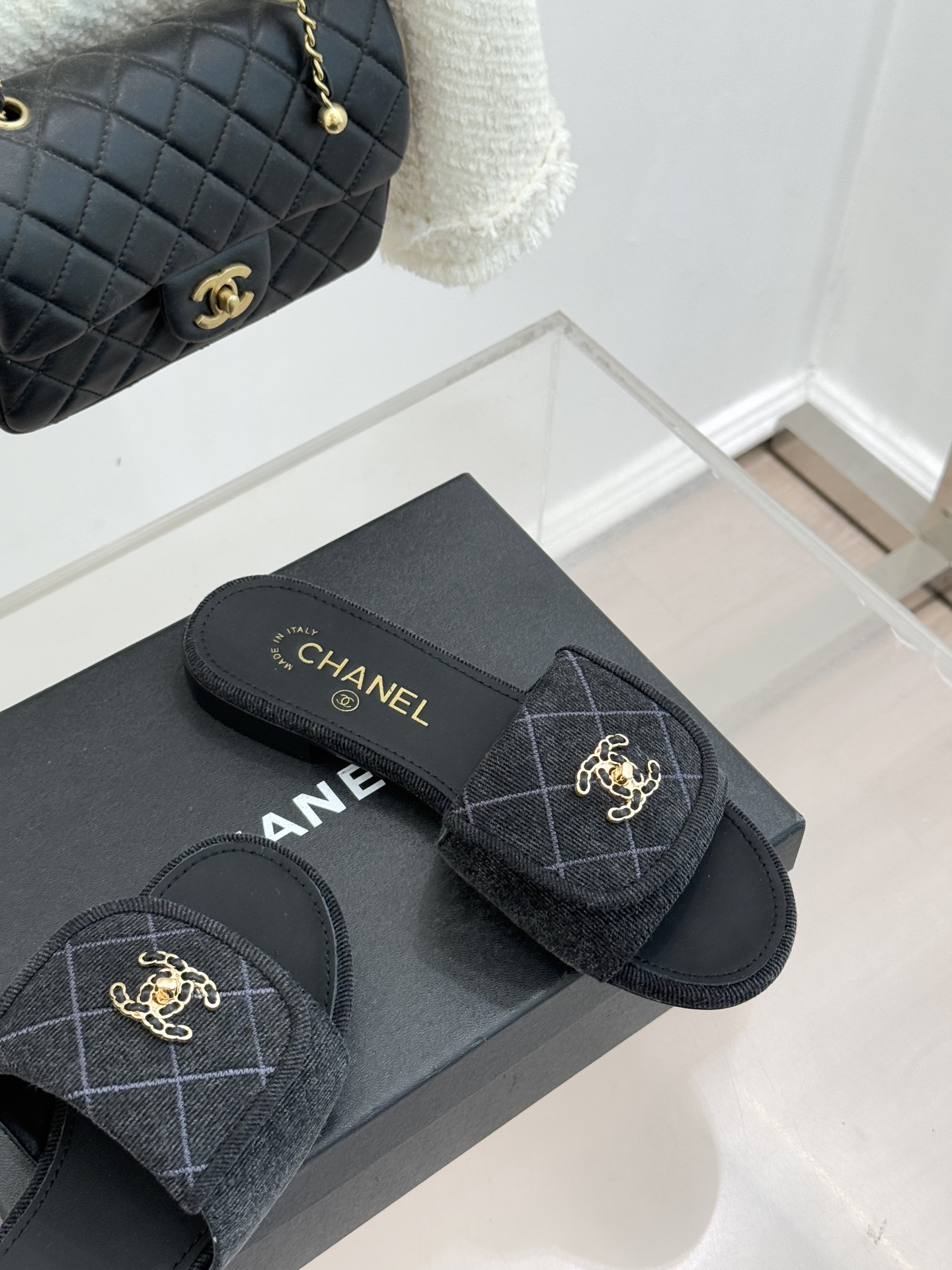 CHANE*｜小香经典链条双C书包扣菱格牛仔拖鞋将丹宁随性与高定优雅完美融合。水洗牛仔布搭配经典菱格绗缝