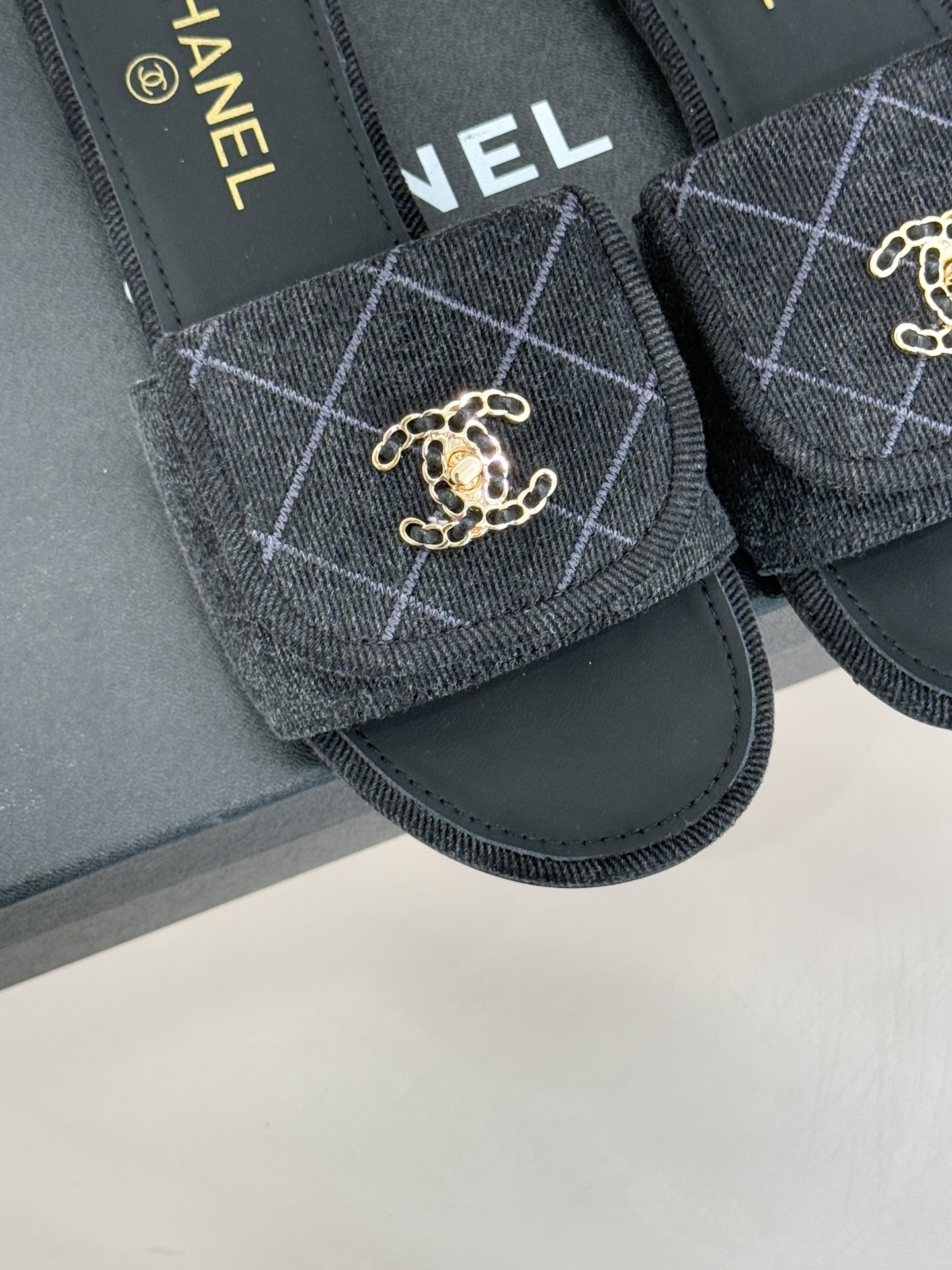 CHANE*｜小香经典链条双C书包扣菱格牛仔拖鞋将丹宁随性与高定优雅完美融合。水洗牛仔布搭配经典菱格绗缝