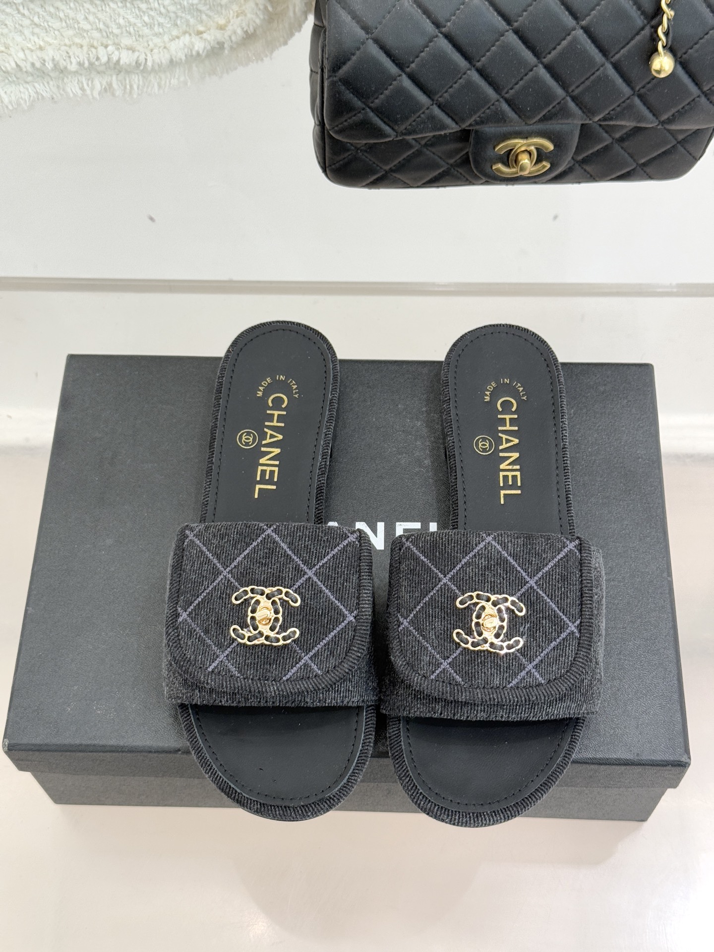 CHANE*｜小香经典链条双C书包扣菱格牛仔拖鞋将丹宁随性与高定优雅完美融合。水洗牛仔布搭配经典菱格绗缝