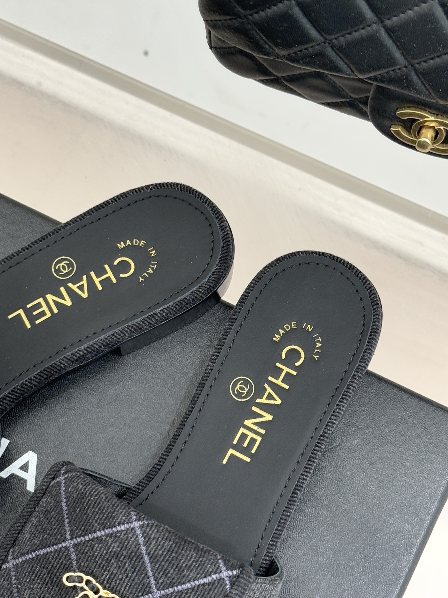 CHANE*｜小香经典链条双C书包扣菱格牛仔拖鞋将丹宁随性与高定优雅完美融合。水洗牛仔布搭配经典菱格绗缝