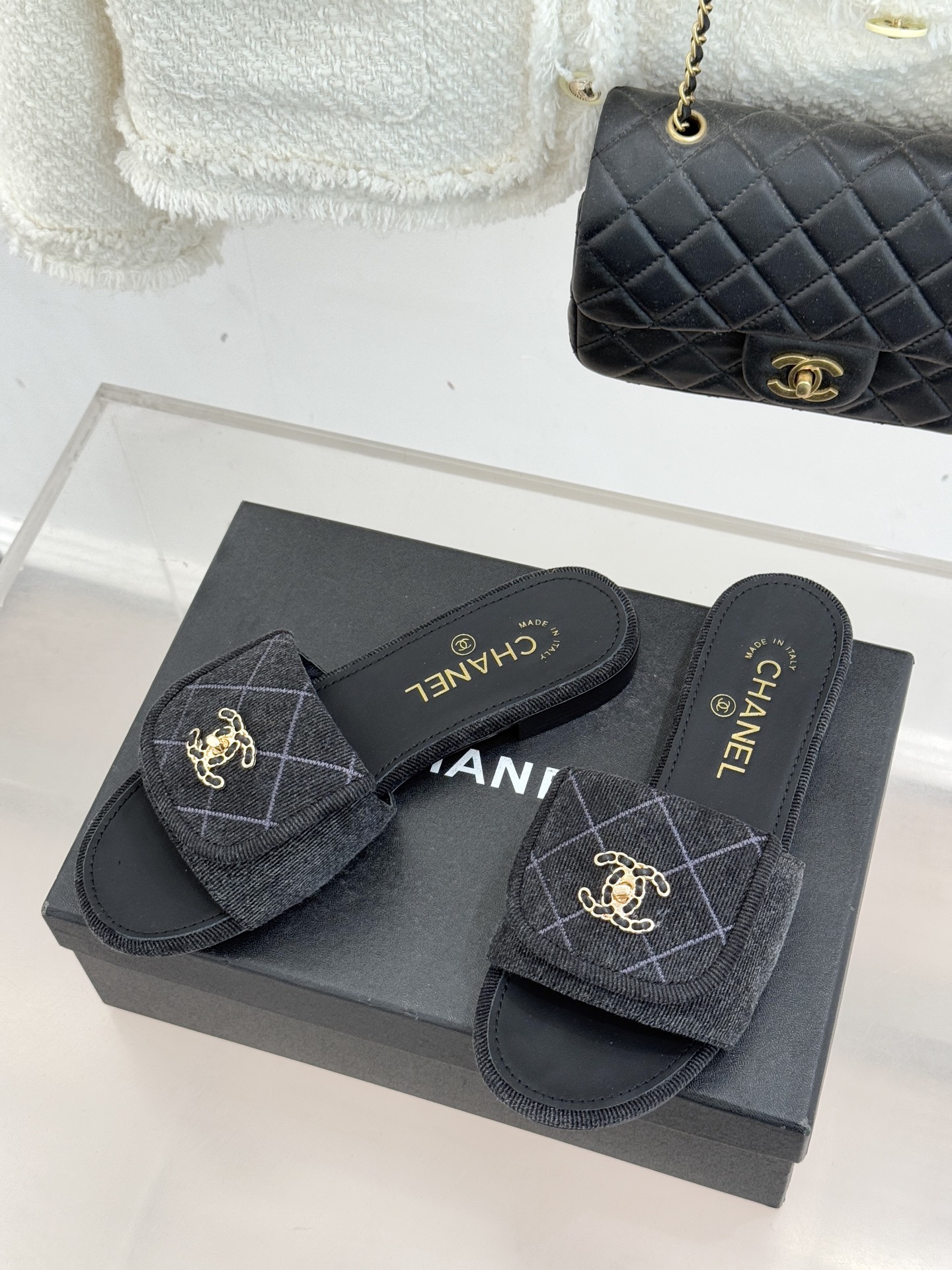 CHANE*｜小香经典链条双C书包扣菱格牛仔拖鞋将丹宁随性与高定优雅完美融合。水洗牛仔布搭配经典菱格绗缝