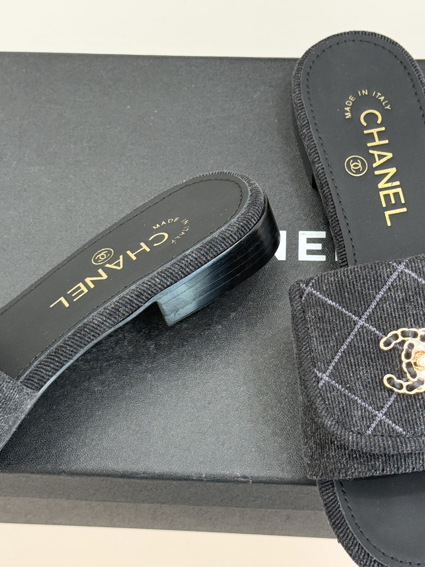 CHANE*｜小香经典链条双C书包扣菱格牛仔拖鞋将丹宁随性与高定优雅完美融合。水洗牛仔布搭配经典菱格绗缝