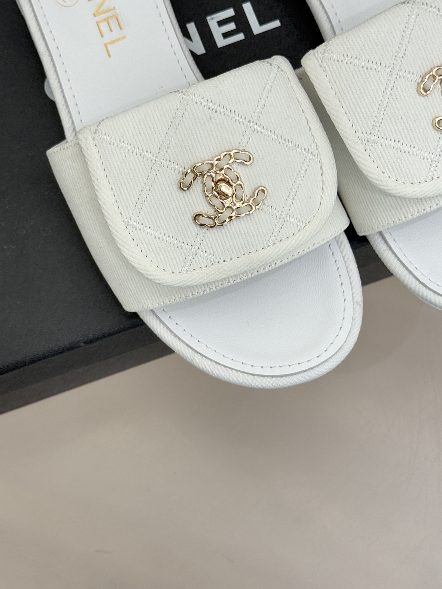 CHANE*｜小香经典链条双C书包扣菱格牛仔拖鞋将丹宁随性与高定优雅完美融合。水洗牛仔布搭配经典菱格绗缝