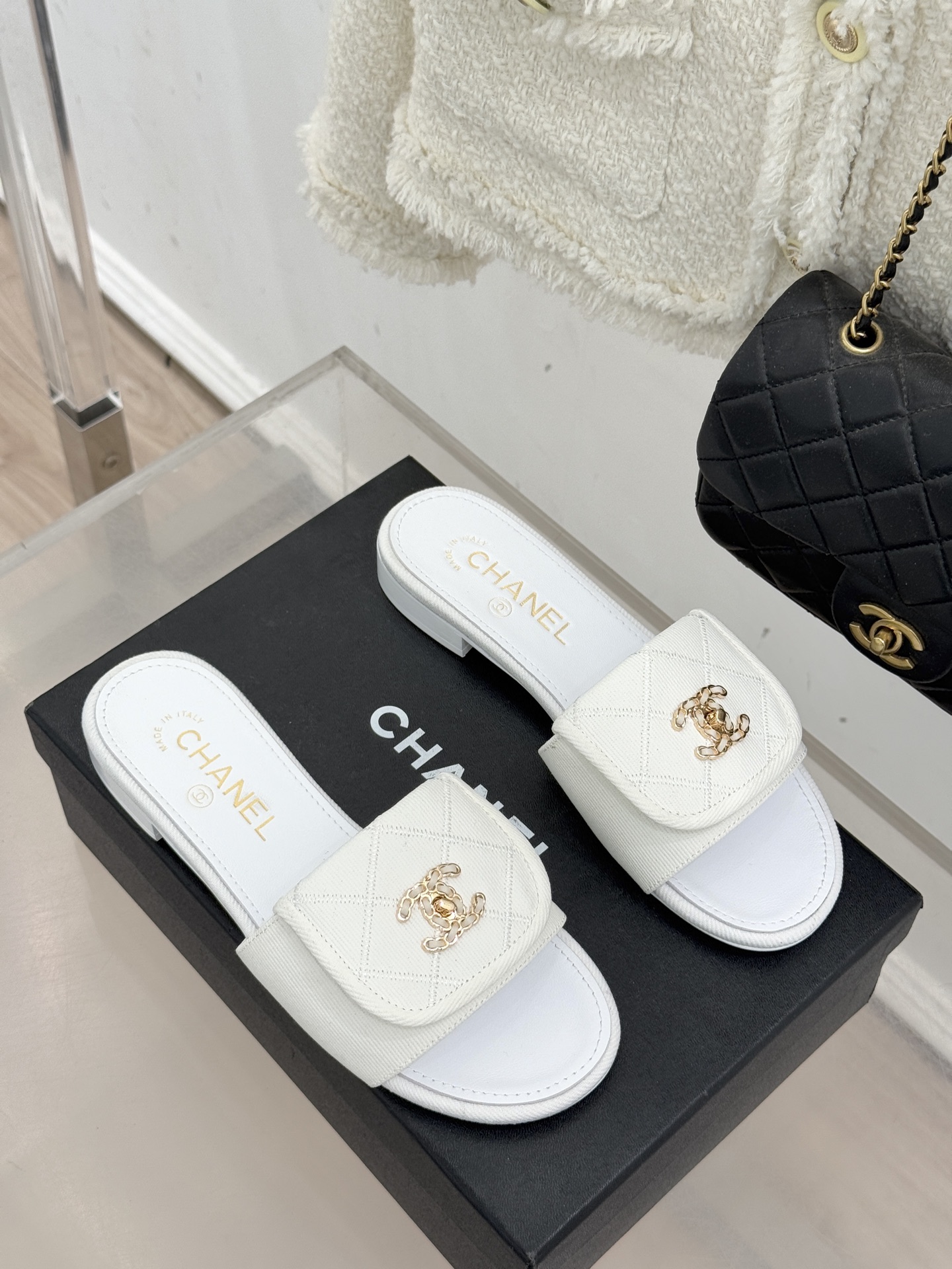 CHANE*｜小香经典链条双C书包扣菱格牛仔拖鞋将丹宁随性与高定优雅完美融合。水洗牛仔布搭配经典菱格绗缝