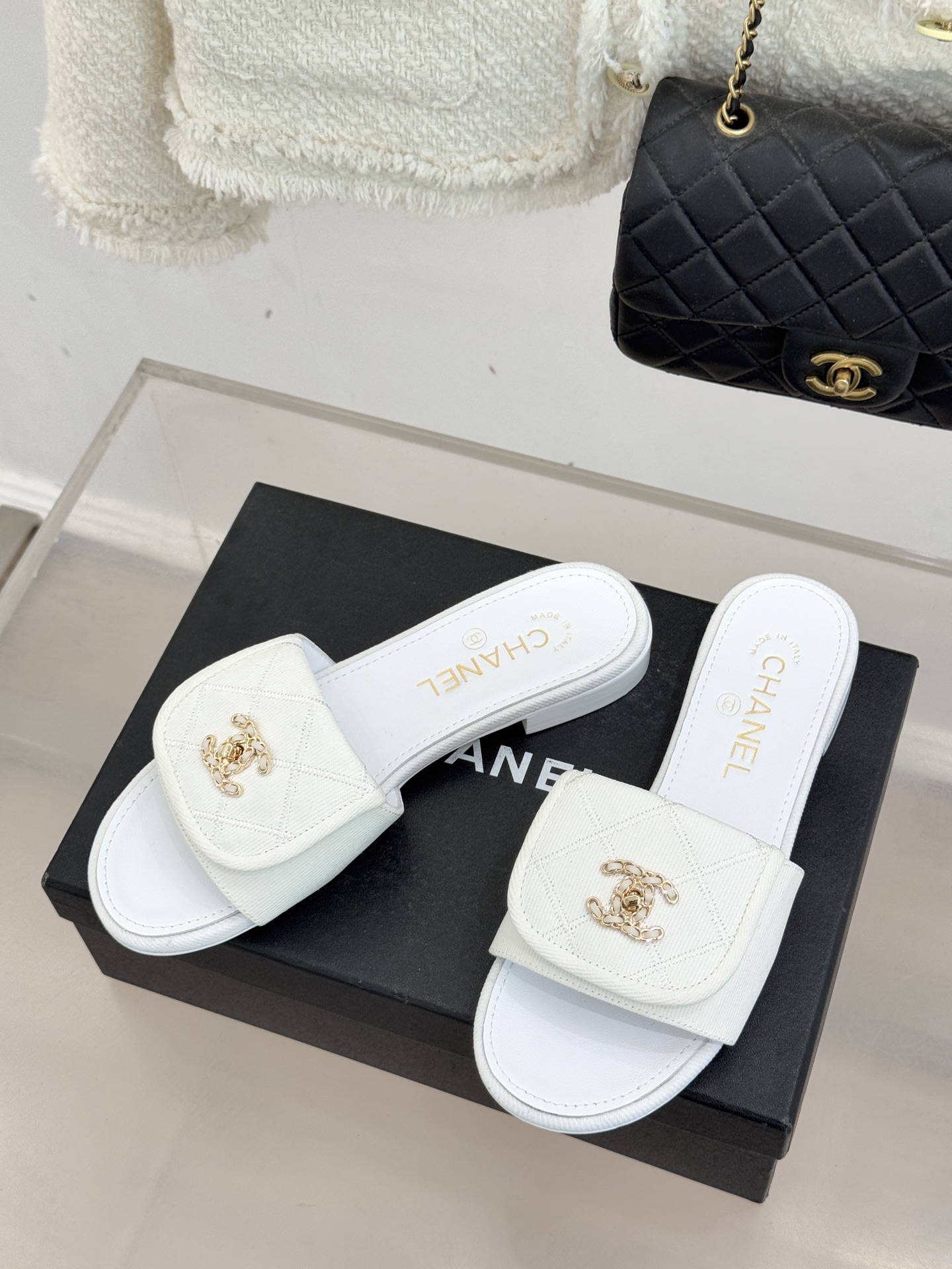 CHANE*｜小香经典链条双C书包扣菱格牛仔拖鞋将丹宁随性与高定优雅完美融合。水洗牛仔布搭配经典菱格绗缝