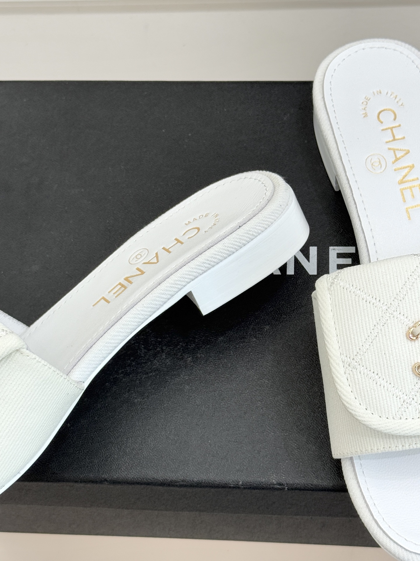 CHANE*｜小香经典链条双C书包扣菱格牛仔拖鞋将丹宁随性与高定优雅完美融合。水洗牛仔布搭配经典菱格绗缝