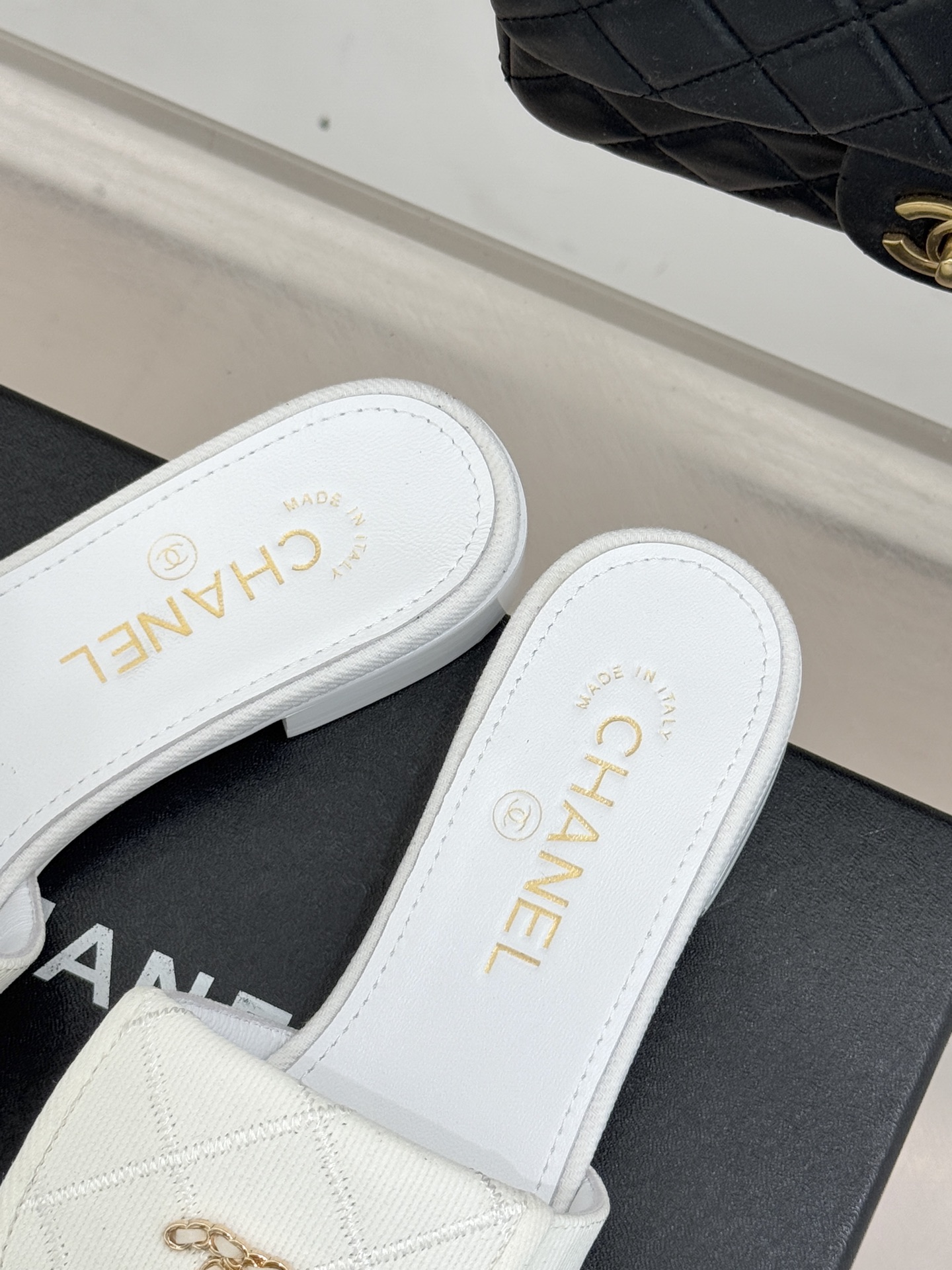 CHANE*｜小香经典链条双C书包扣菱格牛仔拖鞋将丹宁随性与高定优雅完美融合。水洗牛仔布搭配经典菱格绗缝