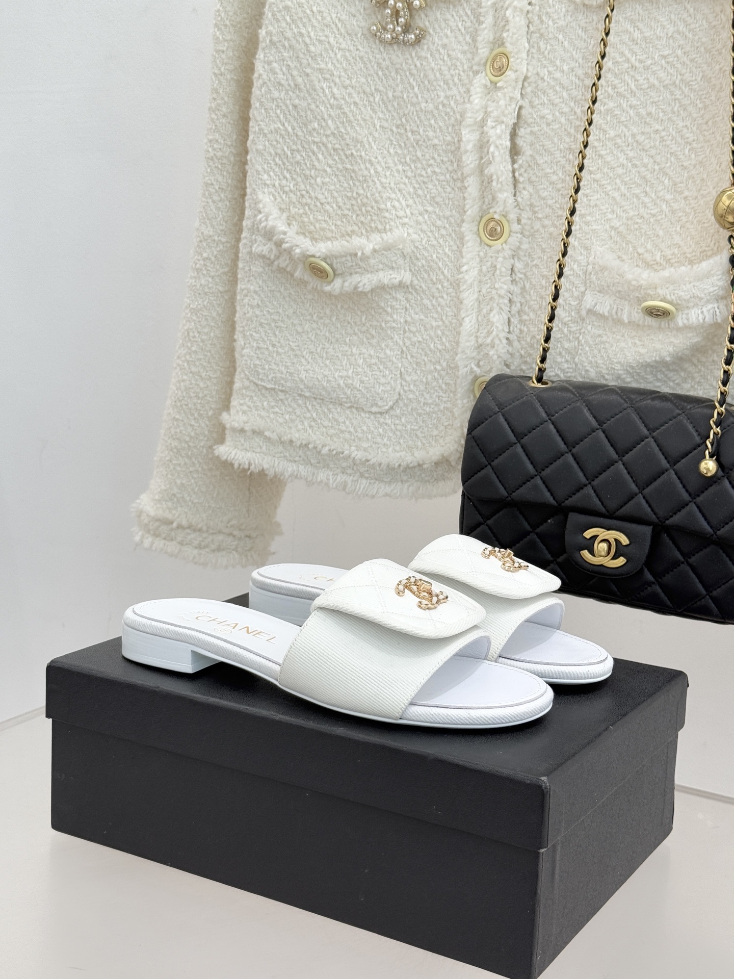 CHANE*｜小香经典链条双C书包扣菱格牛仔拖鞋将丹宁随性与高定优雅完美融合。水洗牛仔布搭配经典菱格绗缝