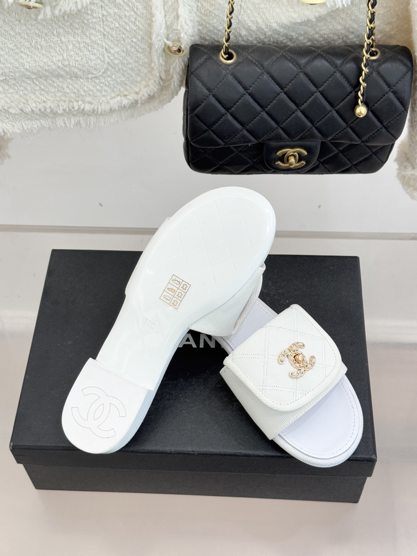 CHANE*｜小香经典链条双C书包扣菱格牛仔拖鞋将丹宁随性与高定优雅完美融合。水洗牛仔布搭配经典菱格绗缝