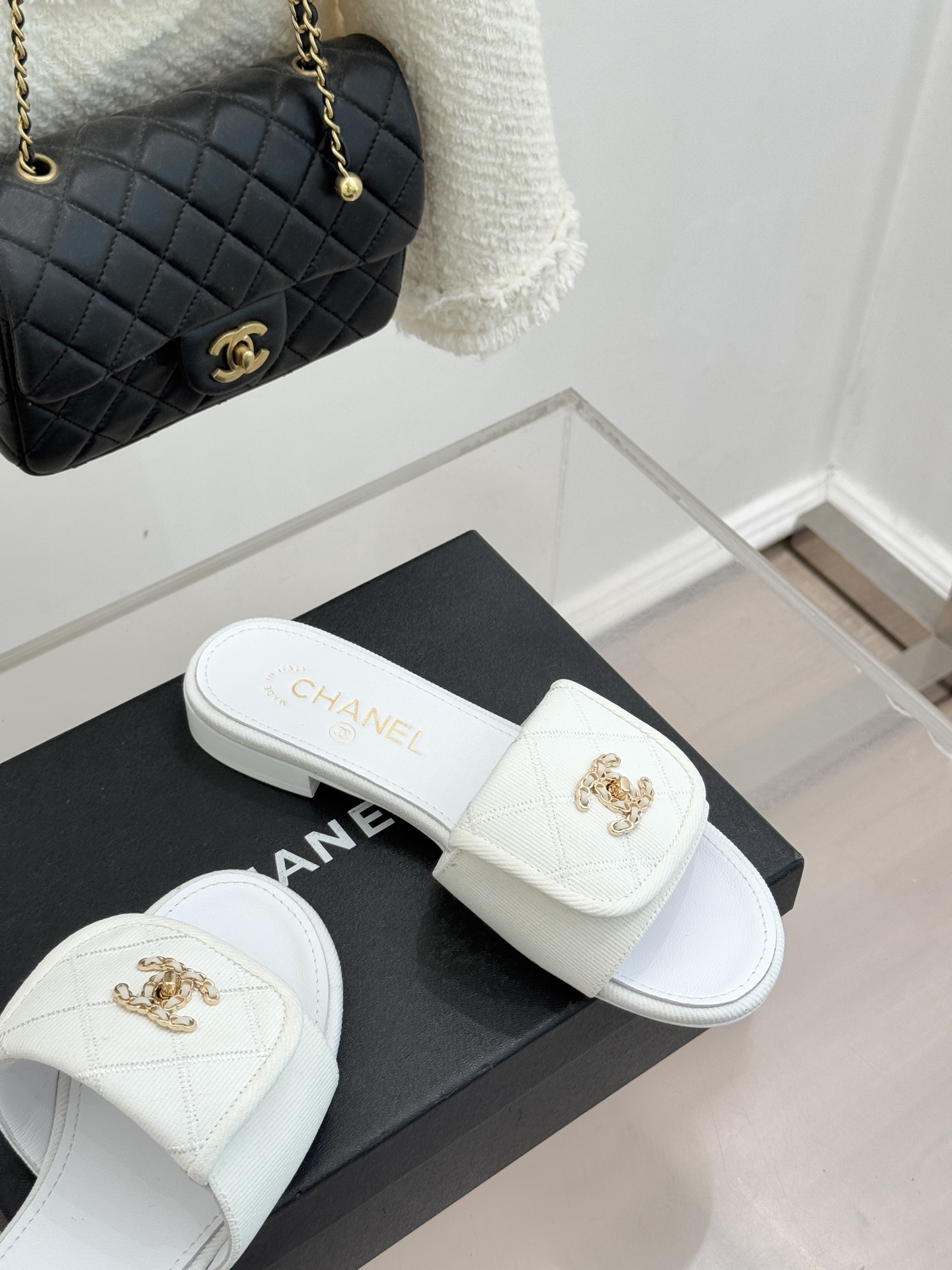 CHANE*｜小香经典链条双C书包扣菱格牛仔拖鞋将丹宁随性与高定优雅完美融合。水洗牛仔布搭配经典菱格绗缝