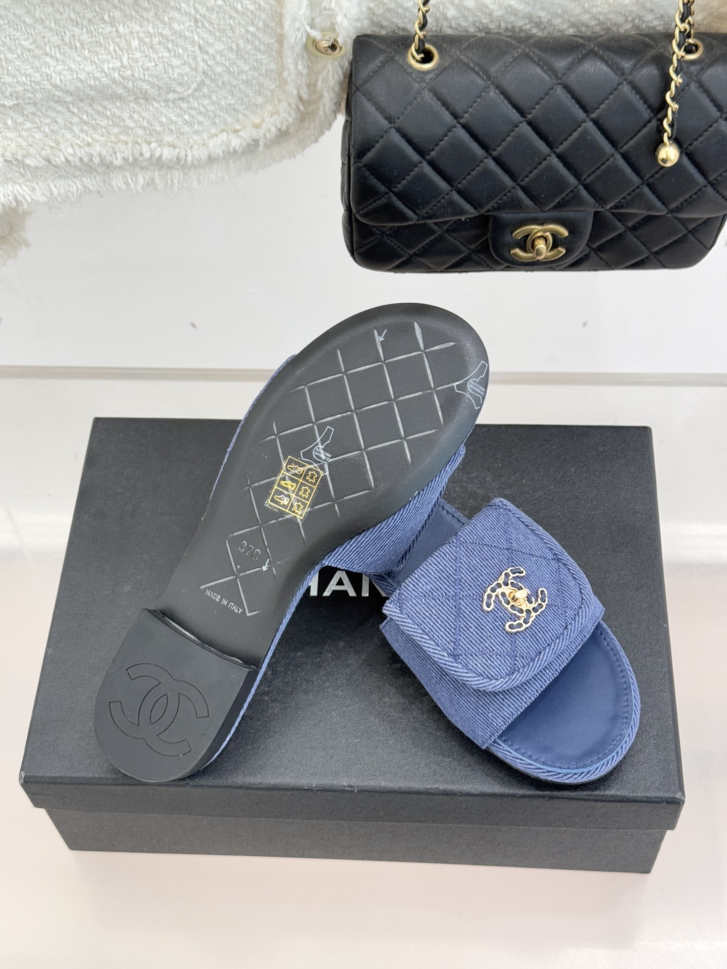 CHANE*｜小香经典链条双C书包扣菱格牛仔拖鞋将丹宁随性与高定优雅完美融合。水洗牛仔布搭配经典菱格绗缝