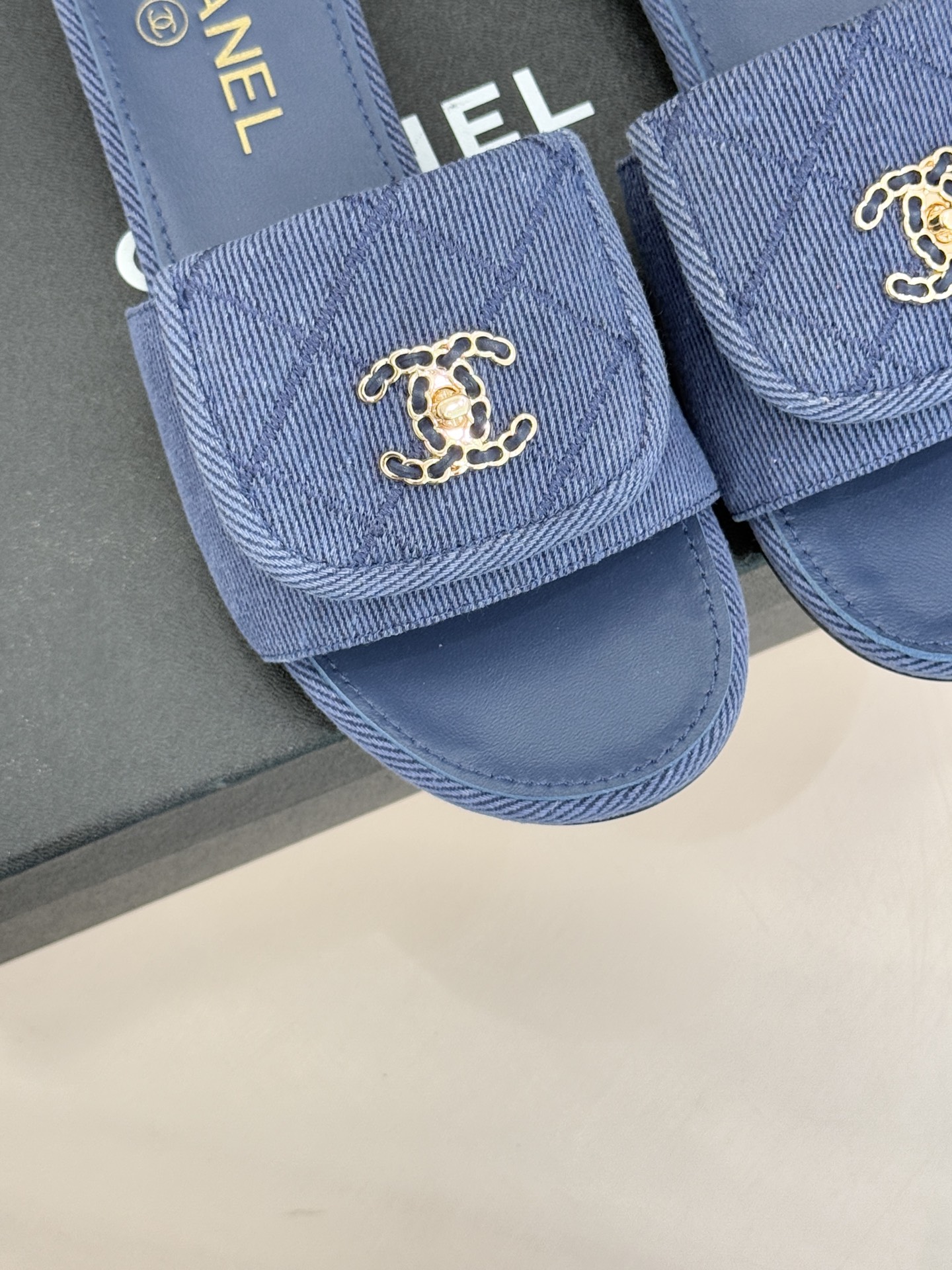 CHANE*｜小香经典链条双C书包扣菱格牛仔拖鞋将丹宁随性与高定优雅完美融合。水洗牛仔布搭配经典菱格绗缝