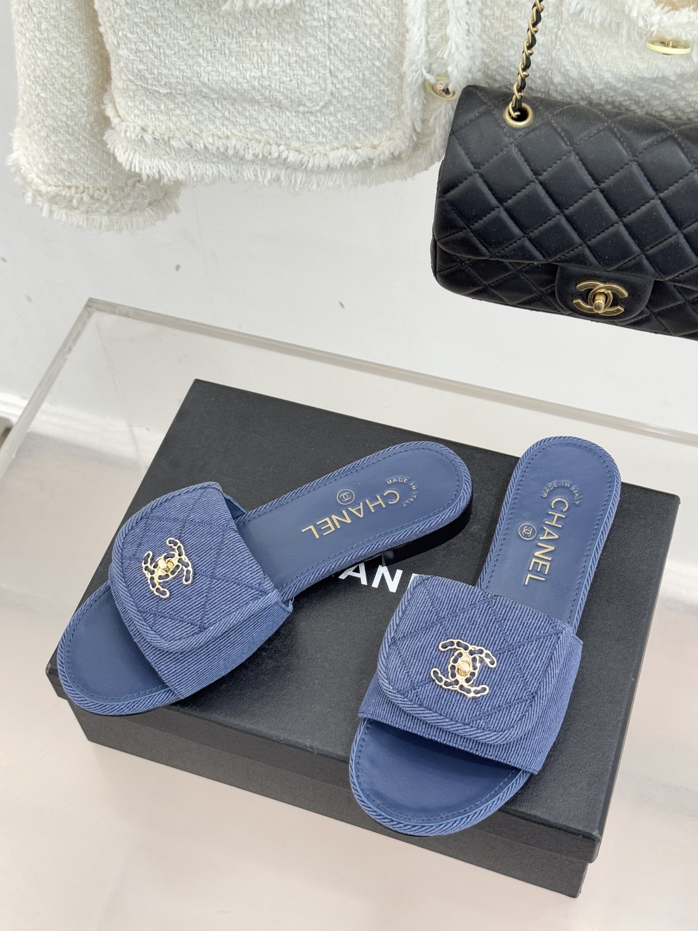 CHANE*｜小香经典链条双C书包扣菱格牛仔拖鞋将丹宁随性与高定优雅完美融合。水洗牛仔布搭配经典菱格绗缝